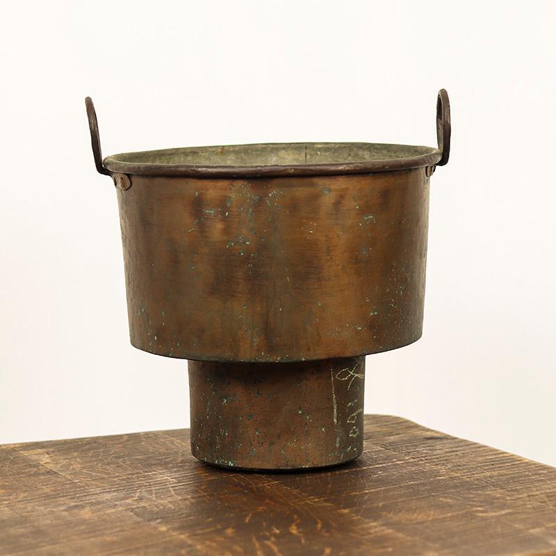 Bollitore / fioriera in ottone Wabi Sabi dalla forma unica in vendita 2