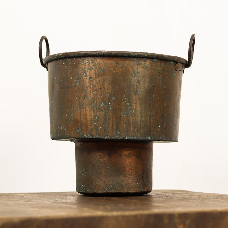 Un bollitore in rame unico nel suo genere, risalente alla fine del XIX secolo, con un design sorprendente e insolito. Con il passare degli anni, il rame ha sviluppato una bellissima patina, conferendo al pezzo un carattere unico e autentico.

Un