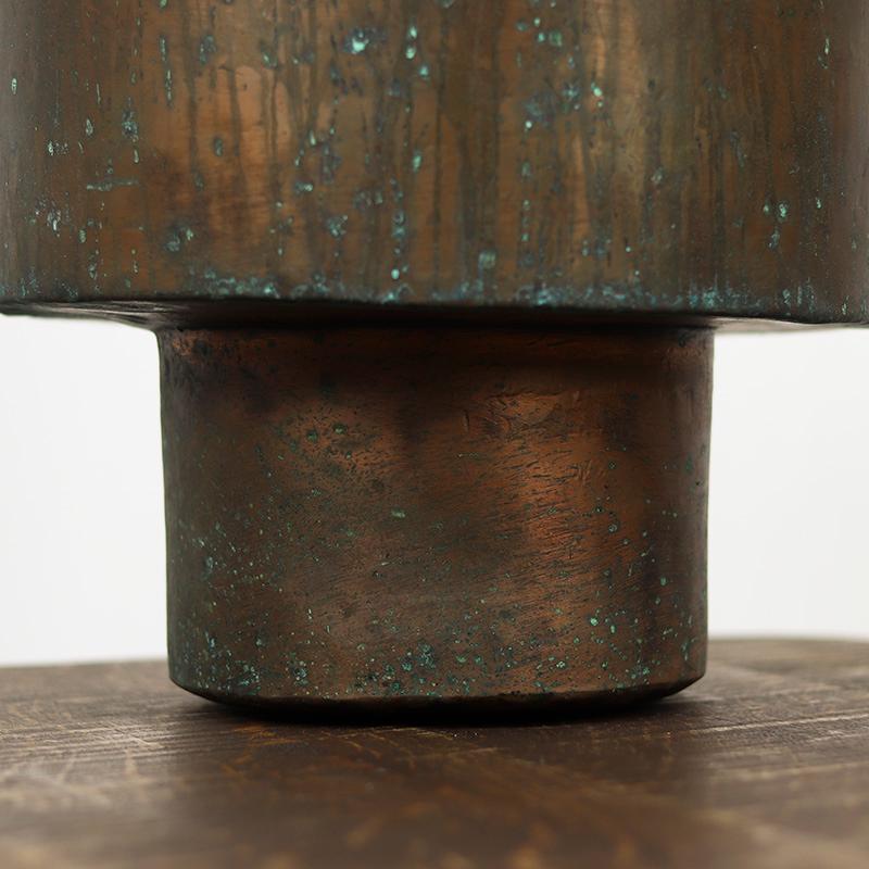 Olandese Bollitore / fioriera in ottone Wabi Sabi dalla forma unica in vendita