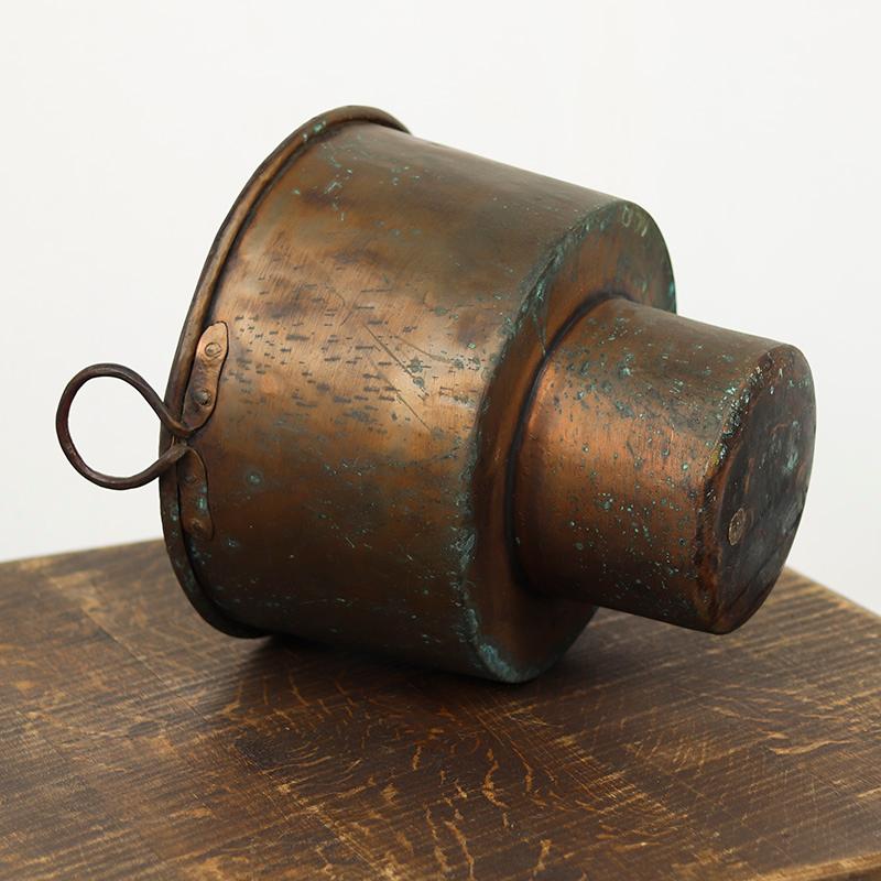 XIX secolo Bollitore / fioriera in ottone Wabi Sabi dalla forma unica in vendita