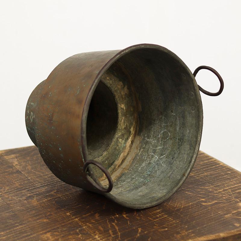 Ottone Bollitore / fioriera in ottone Wabi Sabi dalla forma unica in vendita