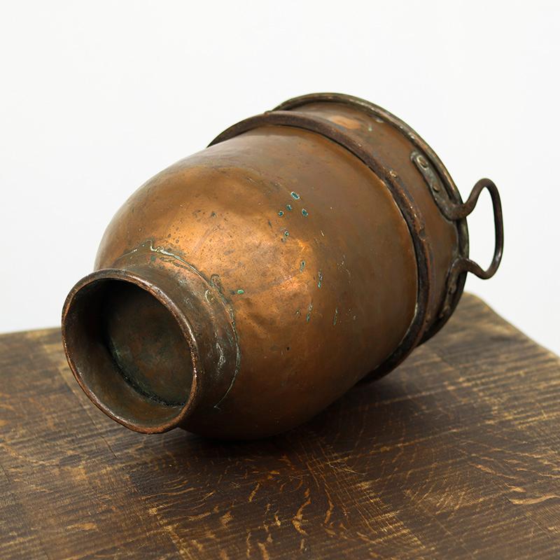 Olandese Bollitore / fioriera in rame Wabi Sabi dalla forma unica in vendita