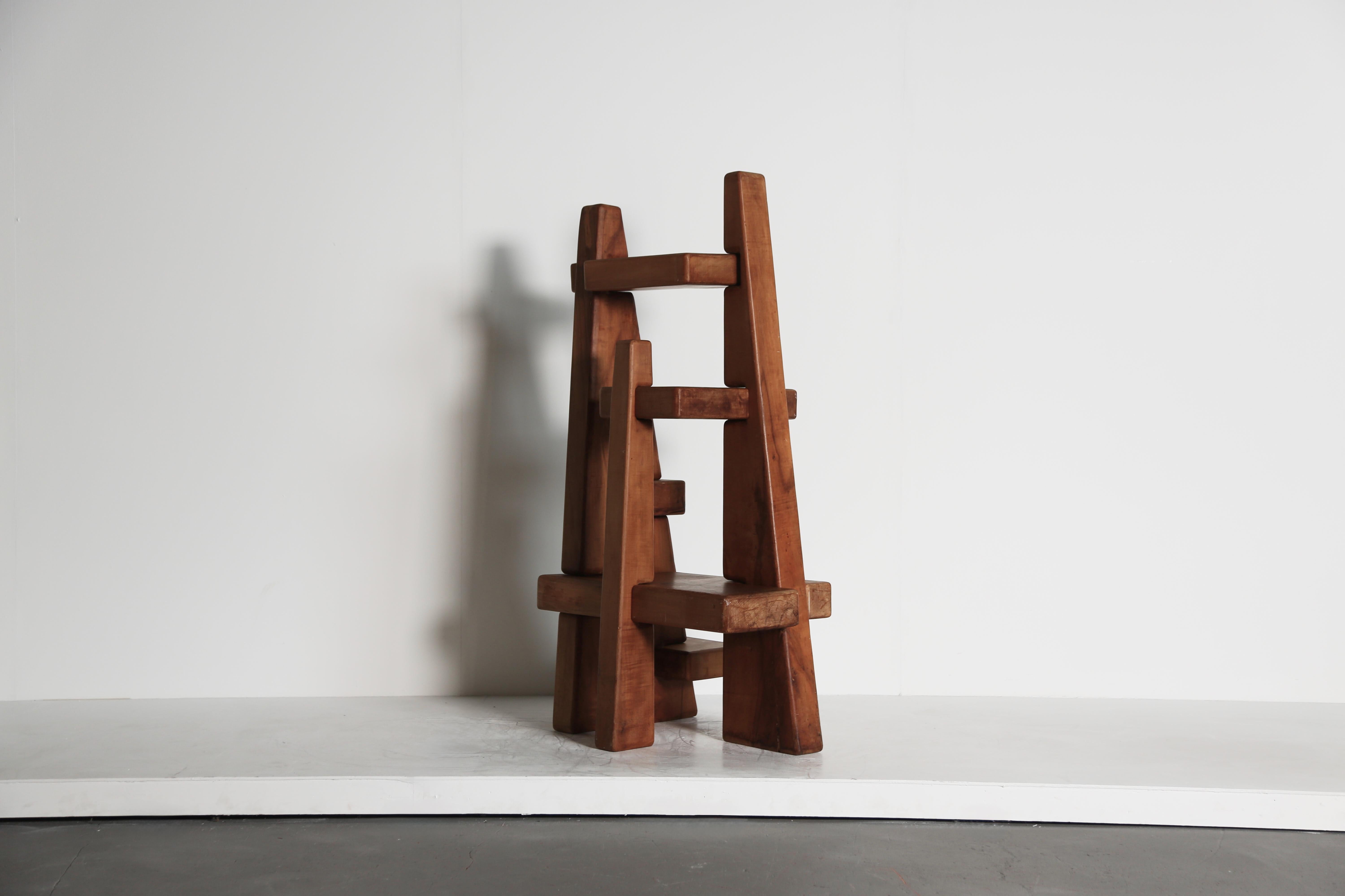 Etagère / sculpture unique, France, années 1960.  Construction abstraite et géométrique en pin, unique en son genre, avec des poutres rectangulaires imbriquées et des supports verticaux effilés.   Expédition rapide dans le monde entier.
