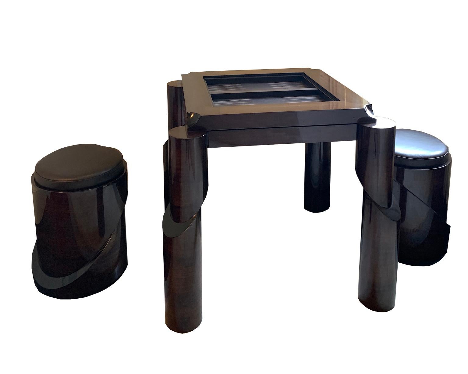 Einzigartiger Spieltisch aus glänzendem Furnier für Großmeister von  Ekin Varon (Moderne) im Angebot