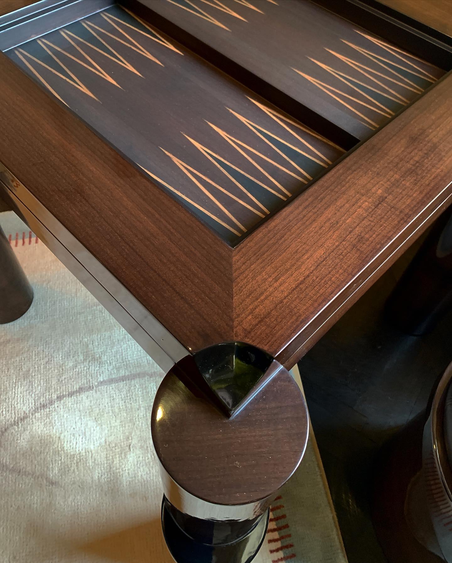Einzigartiger Spieltisch aus glänzendem Furnier für Großmeister von  Ekin Varon (amerikanisch) im Angebot