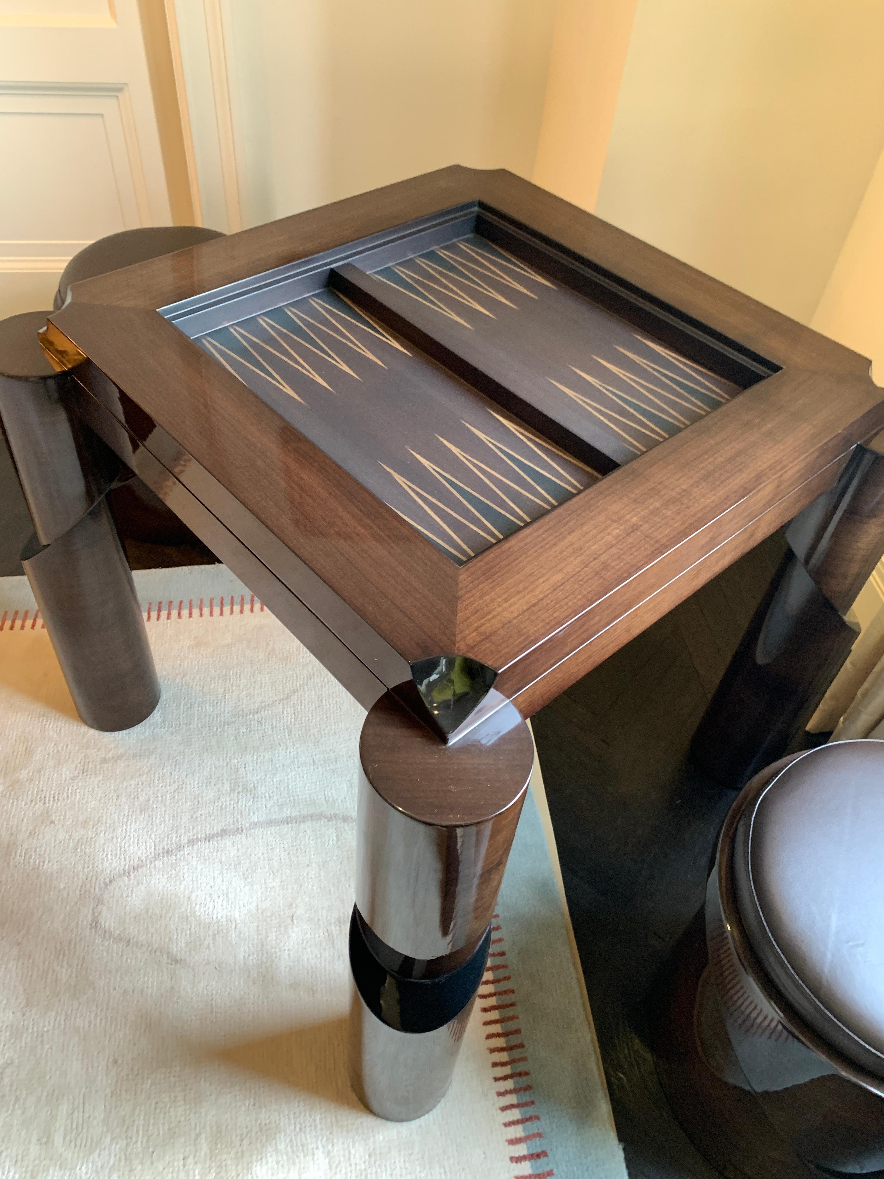 Einzigartiger Spieltisch aus glänzendem Furnier für Großmeister von  Ekin Varon im Zustand „Neu“ im Angebot in Geneve, CH