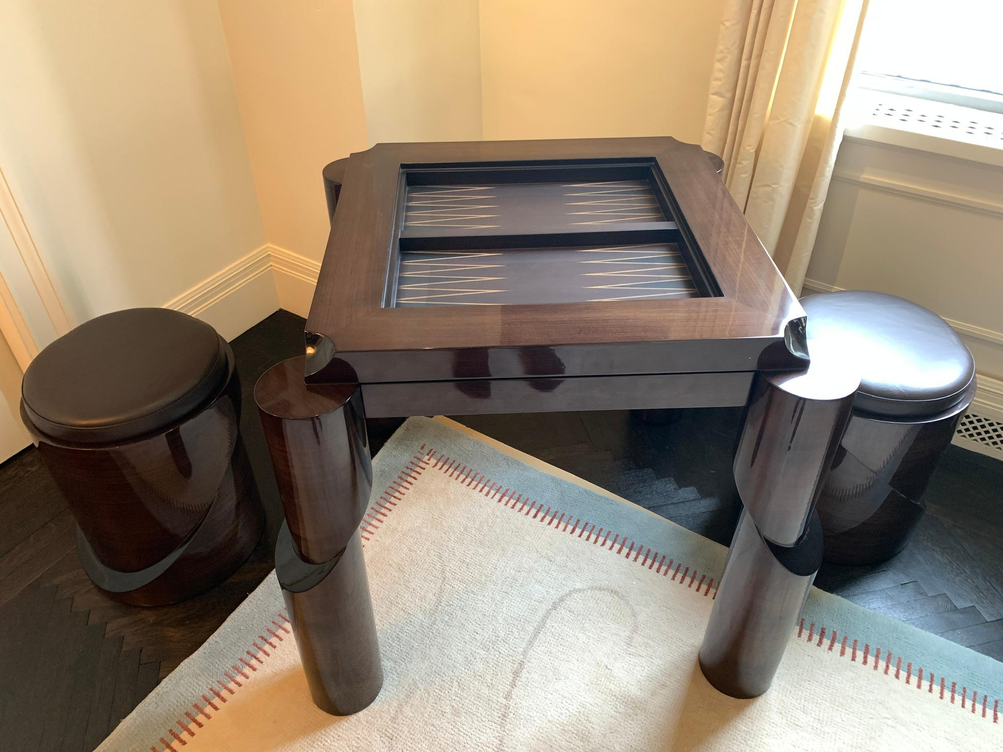 Einzigartiger Spieltisch aus glänzendem Furnier für Großmeister von  Ekin Varon (21. Jahrhundert und zeitgenössisch) im Angebot