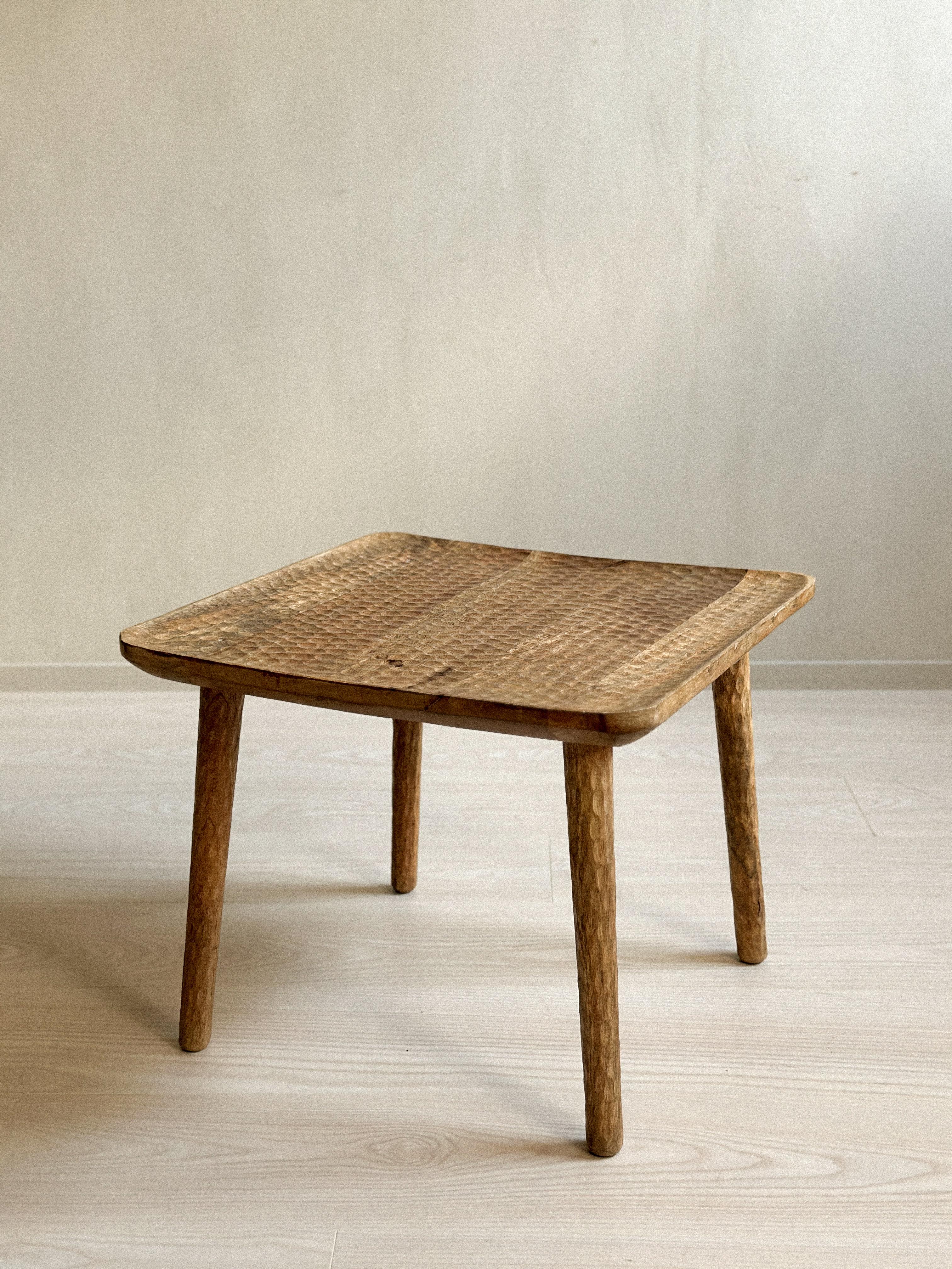 Table d'appoint espagnole unique, créée par un designer anonyme. Beaux détails sur le plateau et les pieds de la table. A.I.C., fin du 20e siècle. Usure due à l'âge et à l'utilisation. 