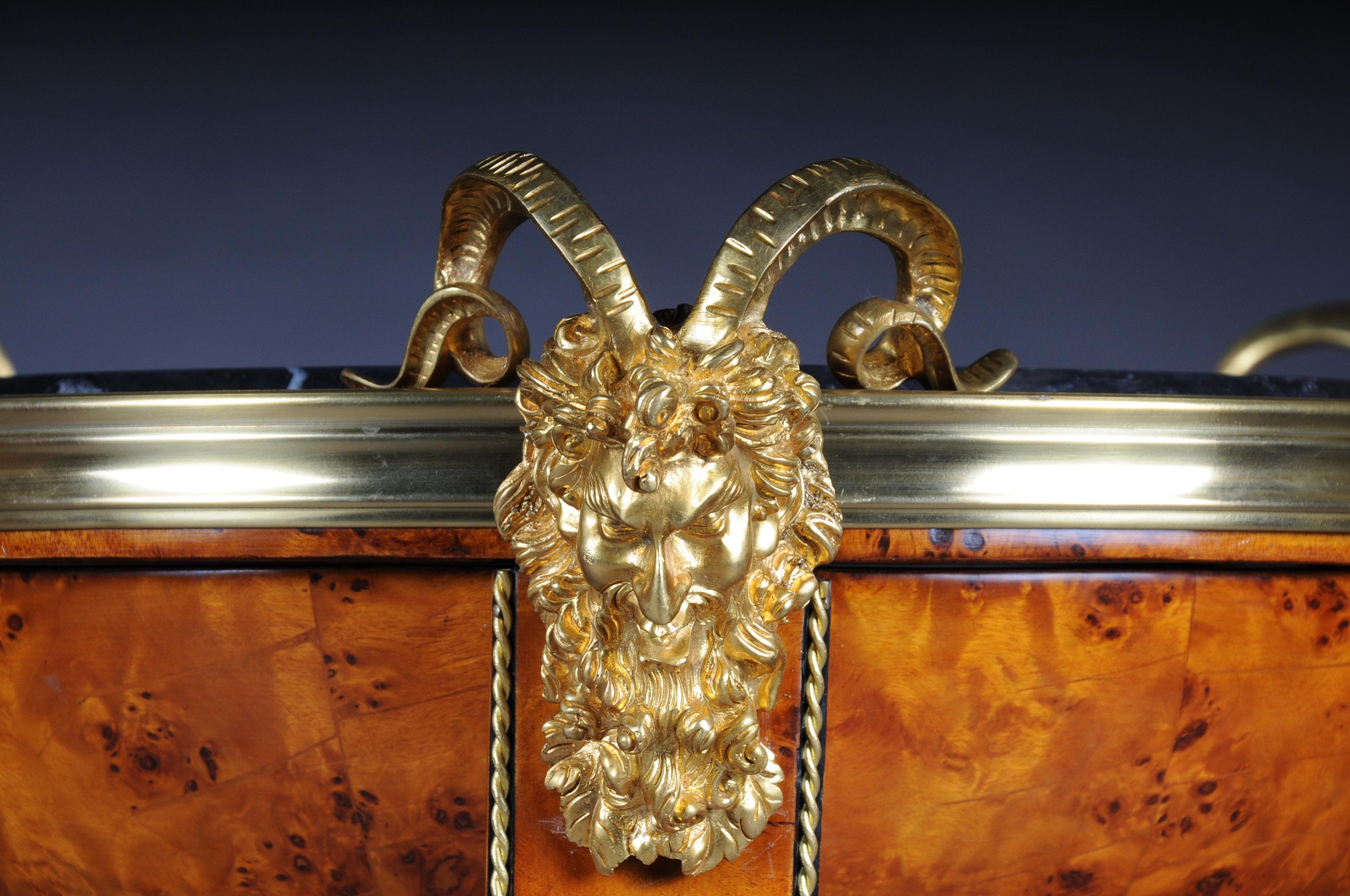 Maple root veneer on solid wood. Hemisphere with marble slab on satyr mask with tapered curly square legs in bronze lion paws ending on base plate retracted on three sides. The fittings are pronounced and of exceptionally good quality
Honey-colored