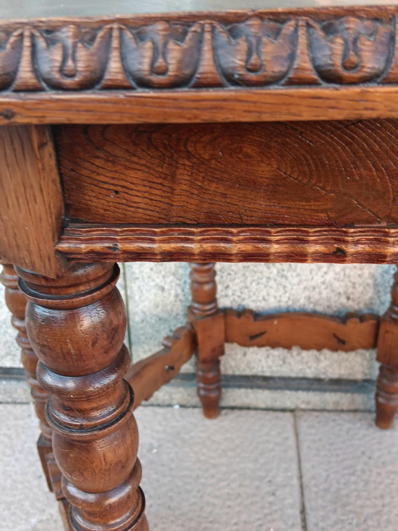 Côté unique  Table à pieds tournés Espagne  20e siècle ou début du 20e siècle en vente 2