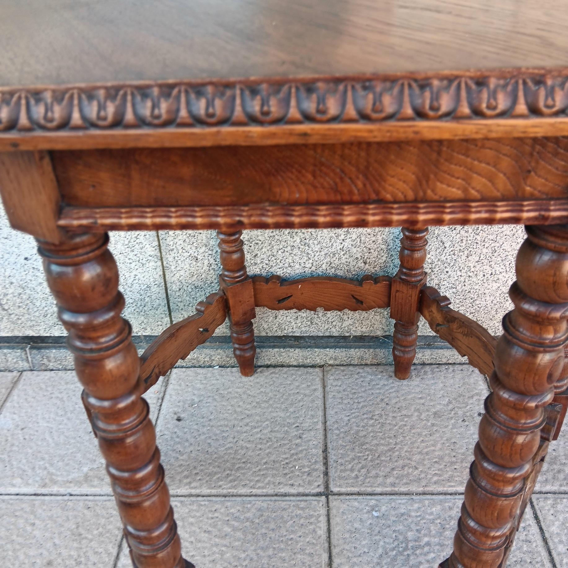 Côté unique  Table à pieds tournés Espagne  20e siècle ou début du 20e siècle en vente 3