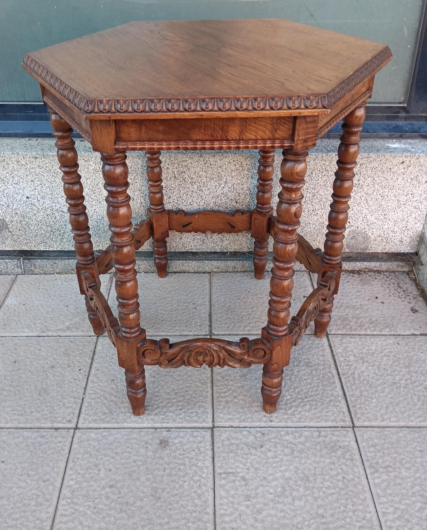 Côté unique  Table à pieds tournés Espagne  20e siècle ou début du 20e siècle en vente 5