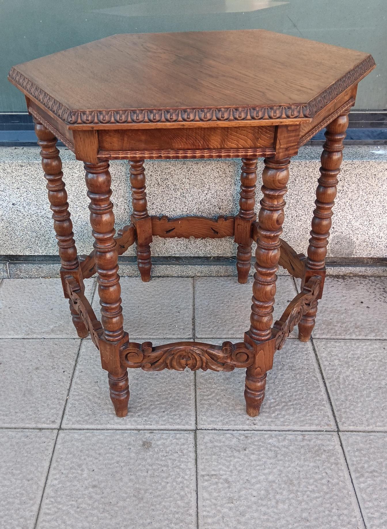 Côté unique  Table à pieds tournés Espagne  20e siècle ou début du 20e siècle en vente 6