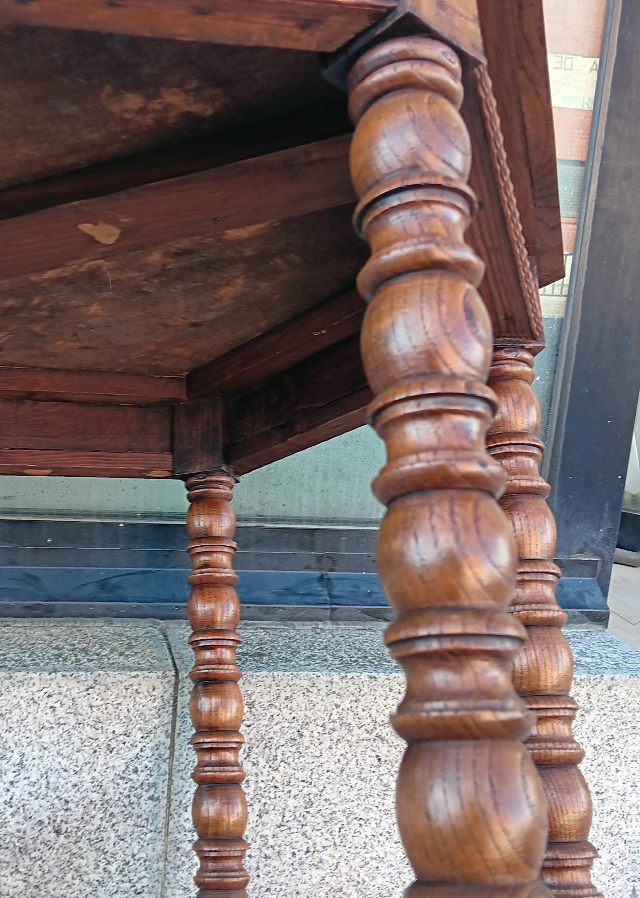Tourné Côté unique  Table à pieds tournés Espagne  20e siècle ou début du 20e siècle en vente