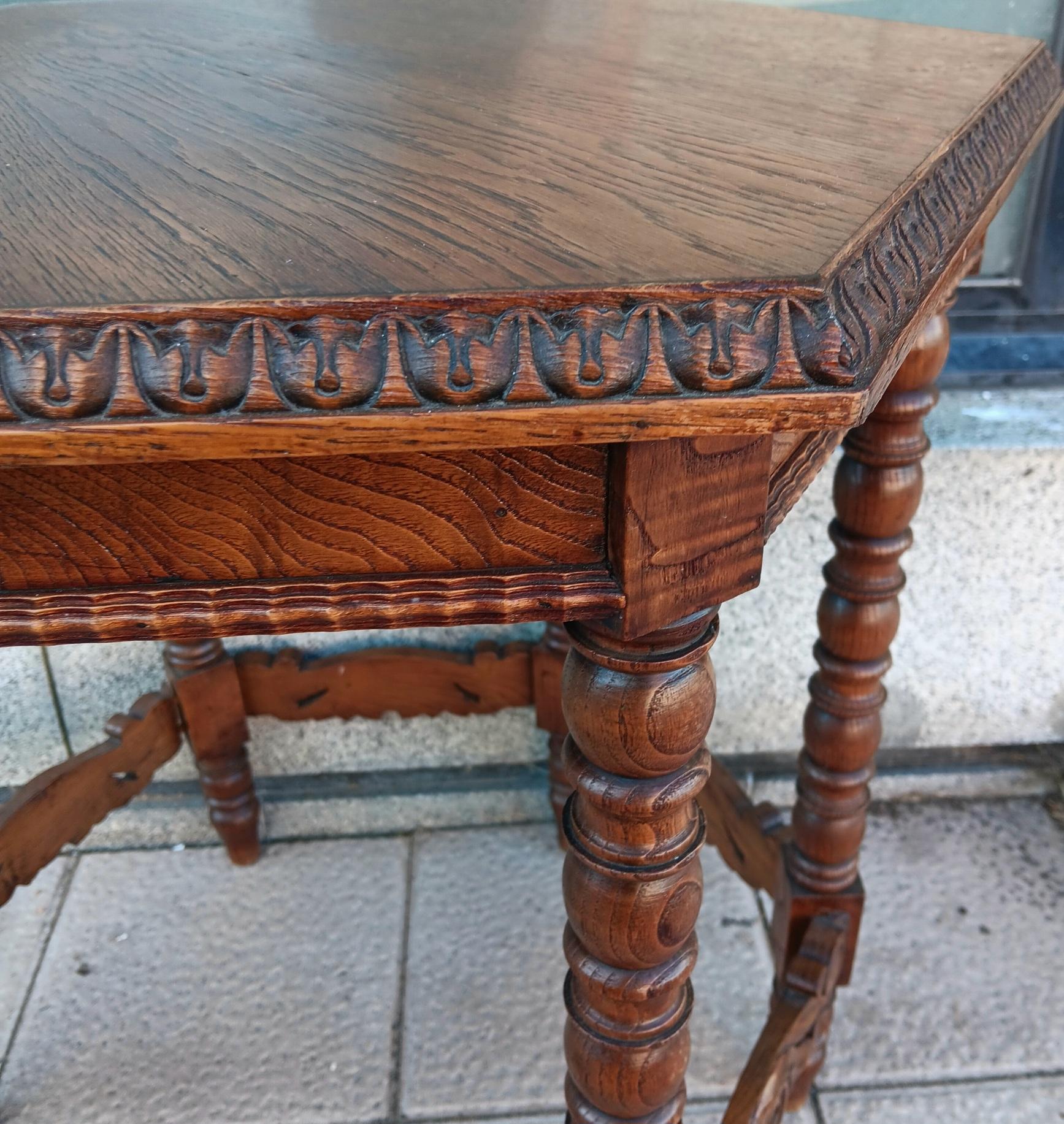 Côté unique  Table à pieds tournés Espagne  20e siècle ou début du 20e siècle en vente 1