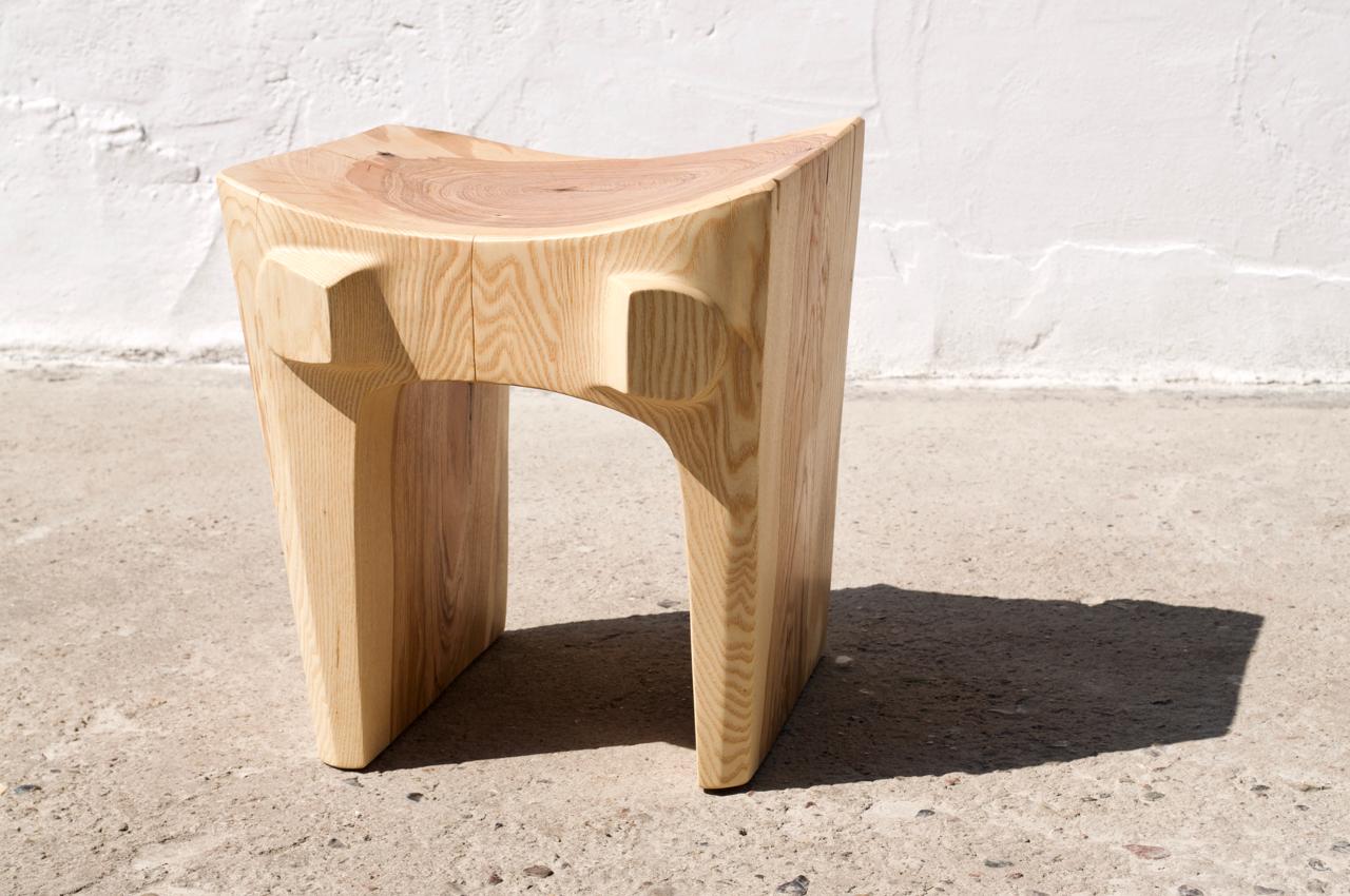 Unique signed console by Jörg Pietschmann
Materials: Ash
Measures: H 55 x W 97 x D 53 cm 
Polished oil finish


In Pietschmann’s sculptures, trees that for centuries were part of a landscape and founded in primordial forces tell stories