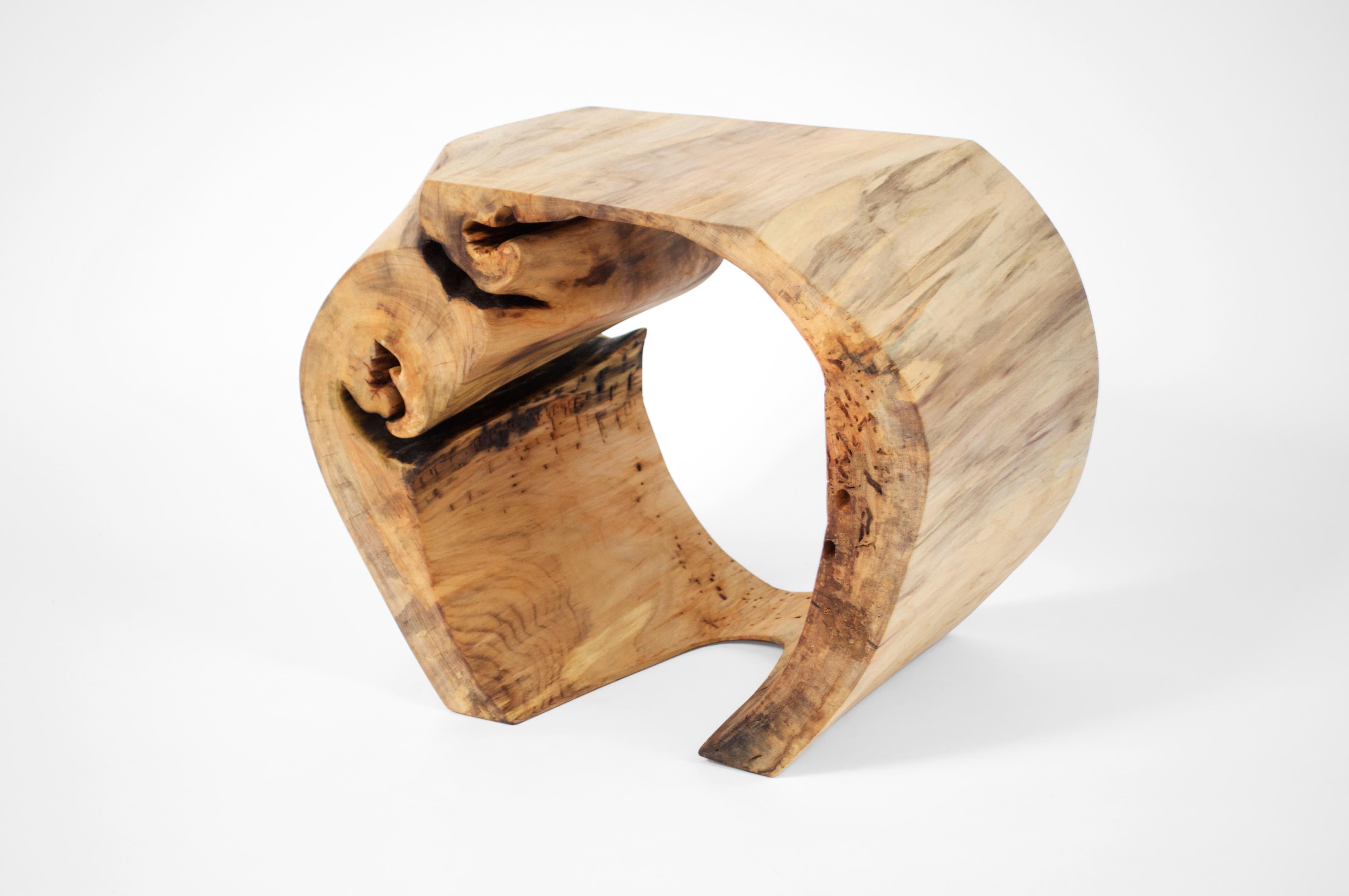 Consola única firmada por Jörg Pietschmann
Materiales: álamo
Medidas: Al 77 x An 50 x Pr 42 cm
Acabado al aceite pulido


En las esculturas de Pietschmann, árboles que durante siglos formaron parte de un paisaje y se fundieron en fuerzas