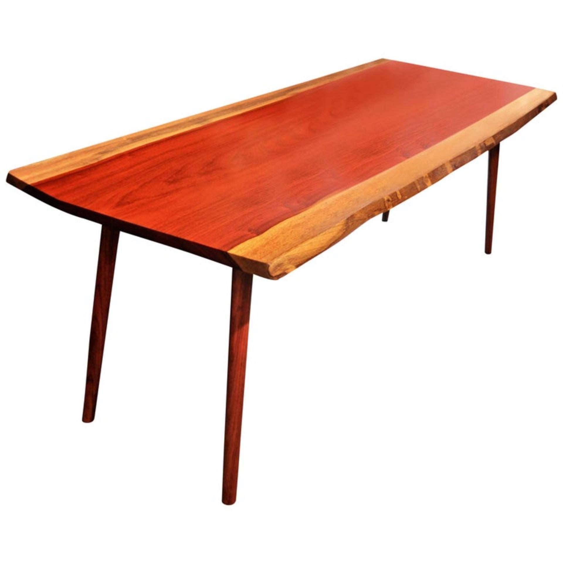 Einzigartiger signierter Tisch von Jörg Pietschmann
Esstisch, Padouk, T1211
Maße: H 75 x B 210 x T 84 cm,
Seltene große Padouk-Planke, intensiv rote Farbe mit schöner Maserung, die zu Burgunderrot nachdunkelt.
Zwei verspiegelte Bretter bilden