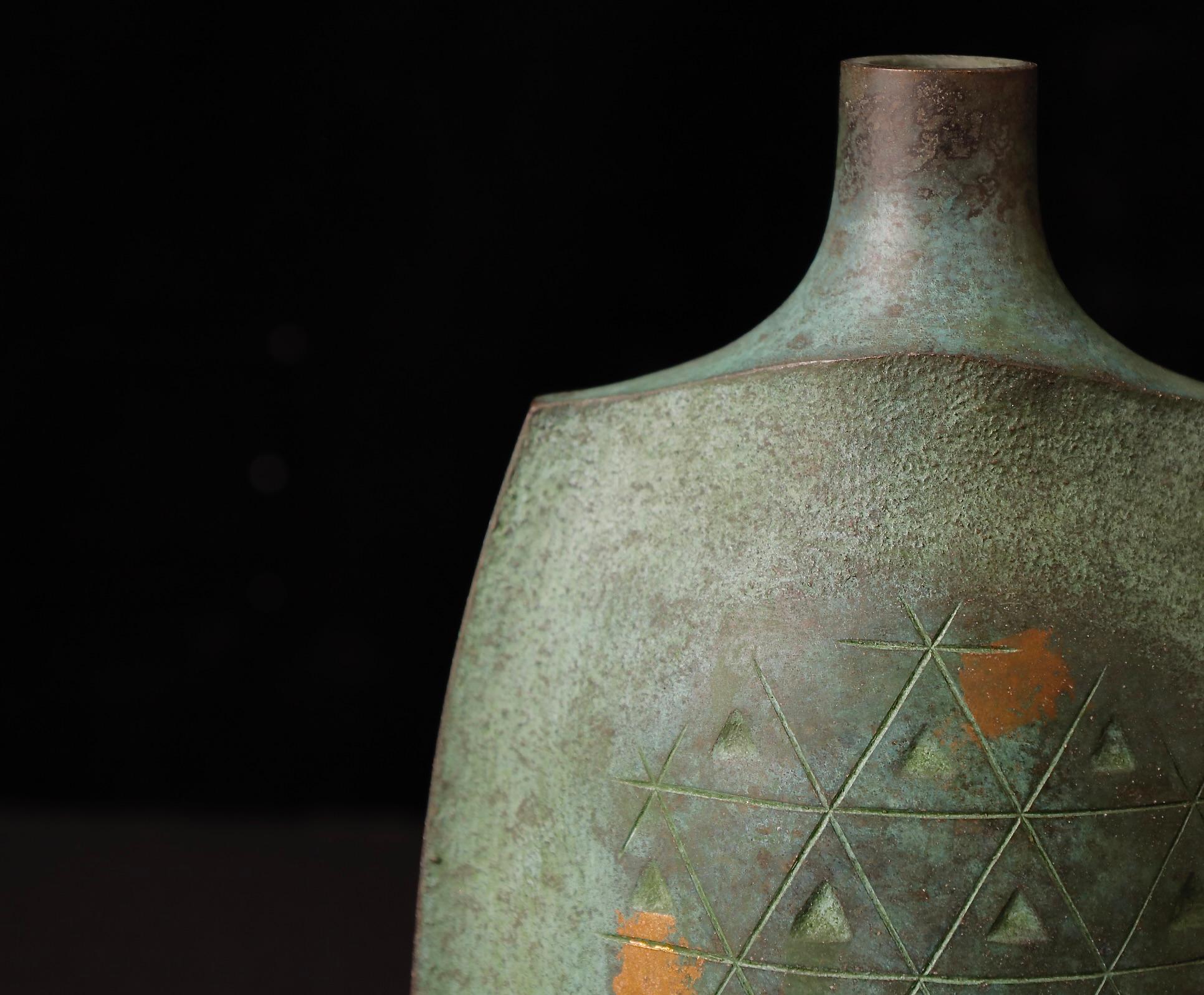 Unique Signed Japanese Bronze Vase with Gold Leaf by Ohaka Mitsuru, Showa Period For Sale 6