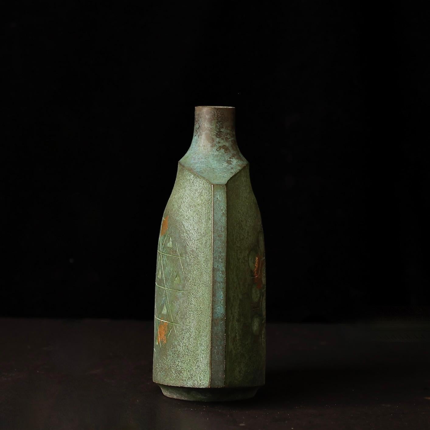 Unique Signed Japanese Bronze Vase with Gold Leaf by Ohaka Mitsuru, Showa Period For Sale 7