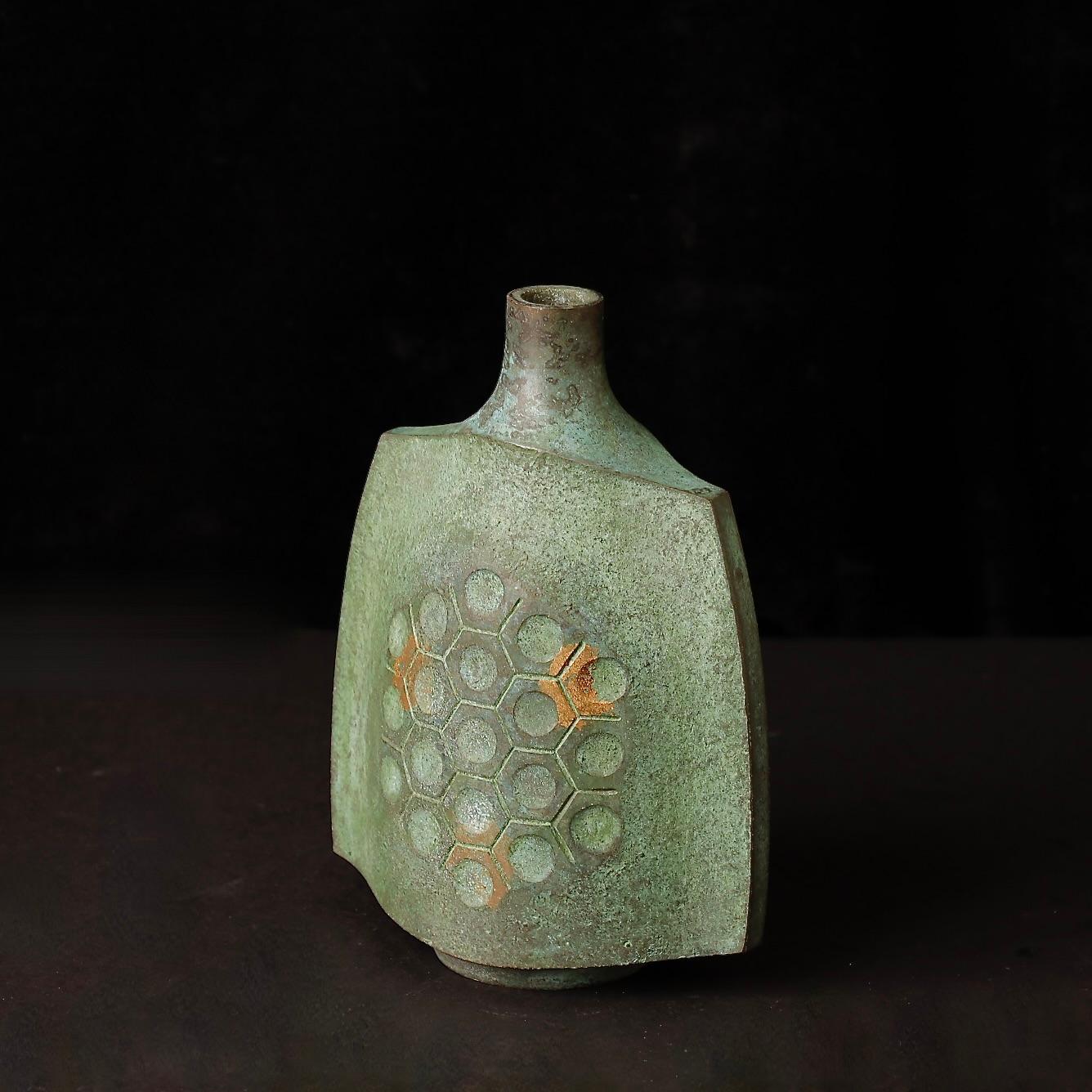 Unique Signed Japanese Bronze Vase with Gold Leaf by Ohaka Mitsuru, Showa Period For Sale 9