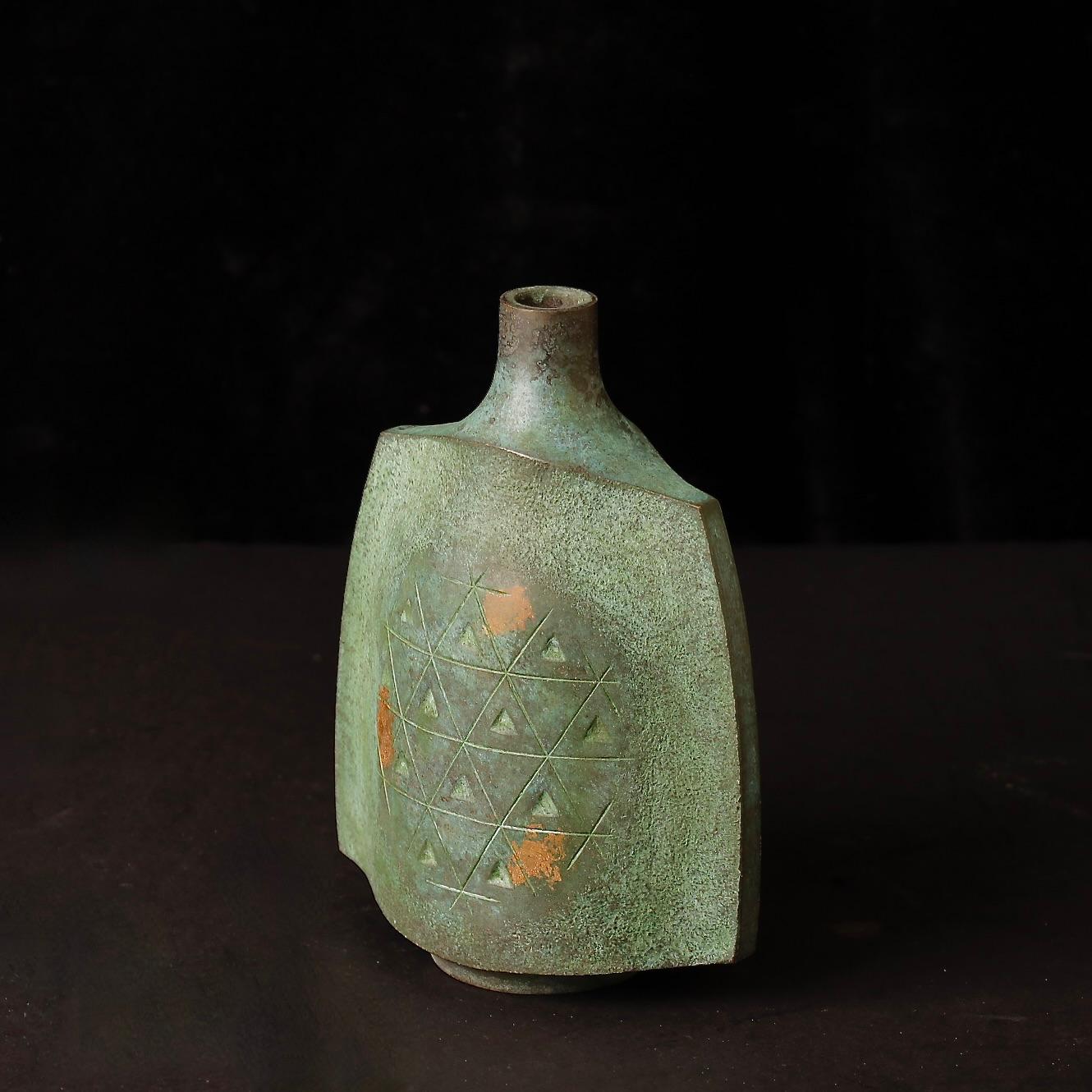 Unique Signed Japanese Bronze Vase with Gold Leaf by Ohaka Mitsuru, Showa Period For Sale 10