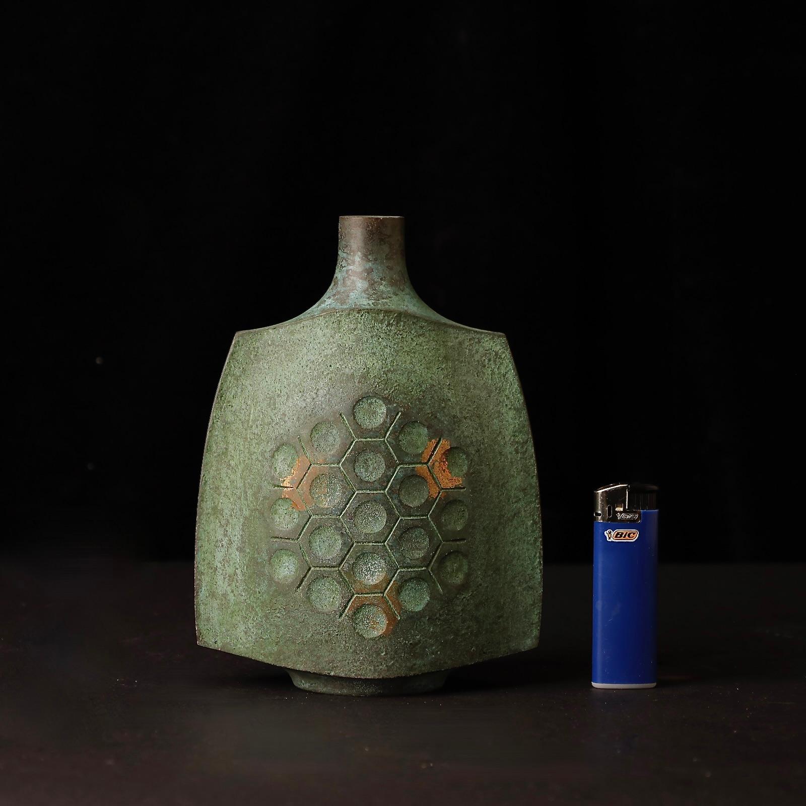 Unique Signed Japanese Bronze Vase with Gold Leaf by Ohaka Mitsuru, Showa Period In Good Condition For Sale In Fukuoka, JP