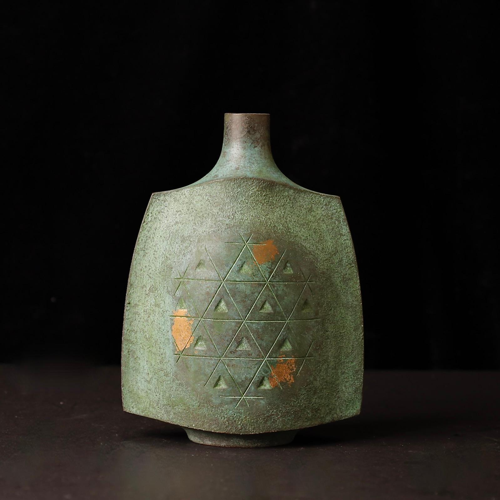 Unique Signed Japanese Bronze Vase with Gold Leaf by Ohaka Mitsuru, Showa Period For Sale 3