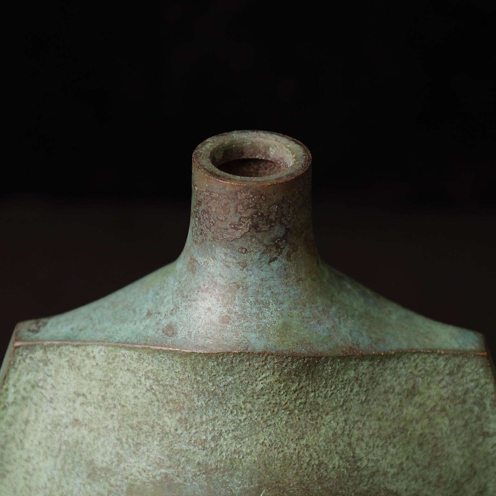 Unique Signed Japanese Bronze Vase with Gold Leaf by Ohaka Mitsuru, Showa Period For Sale 5