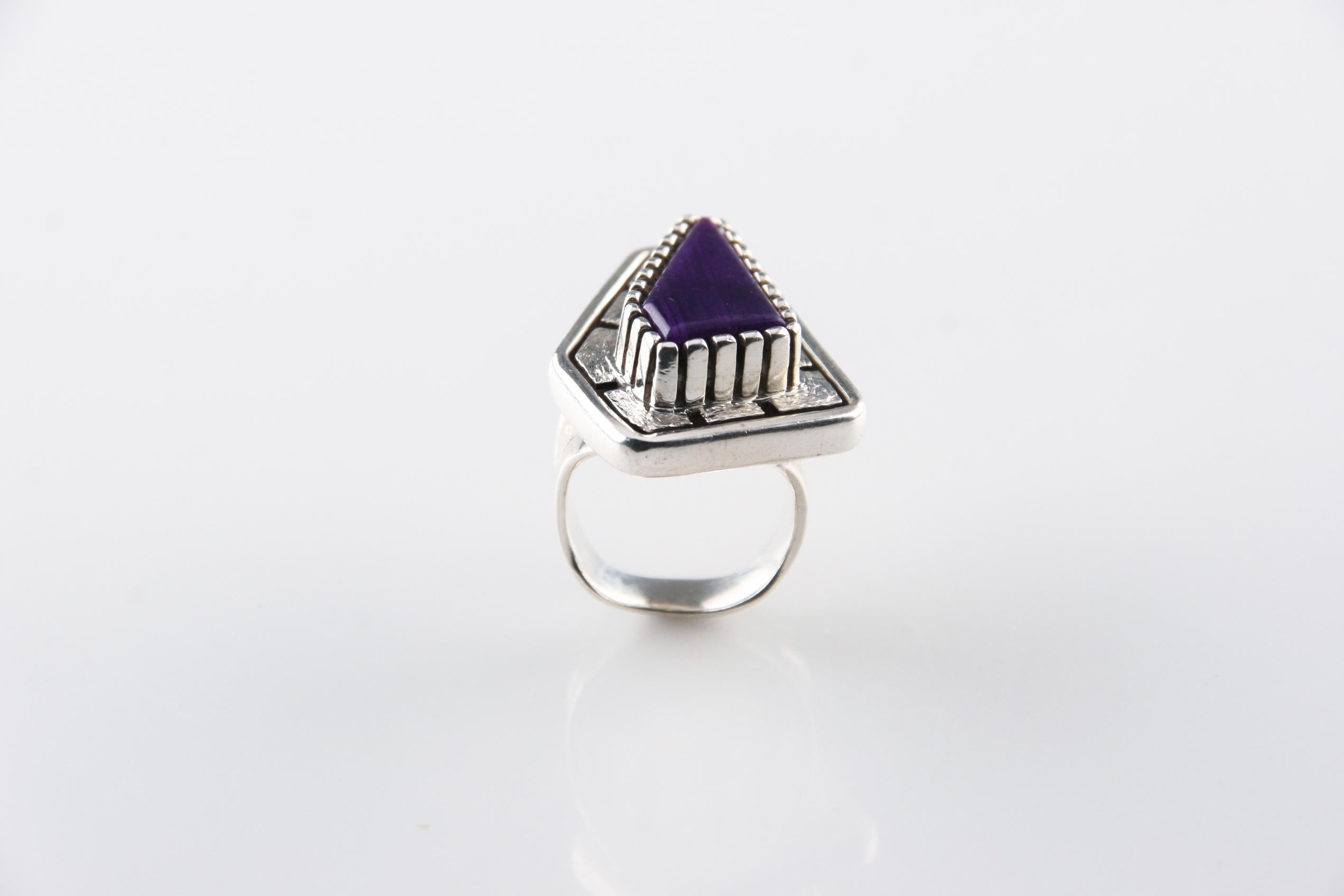 Taglio grezzo Anello unico in argento firmato con diaspro viola, misura 5,25 in vendita