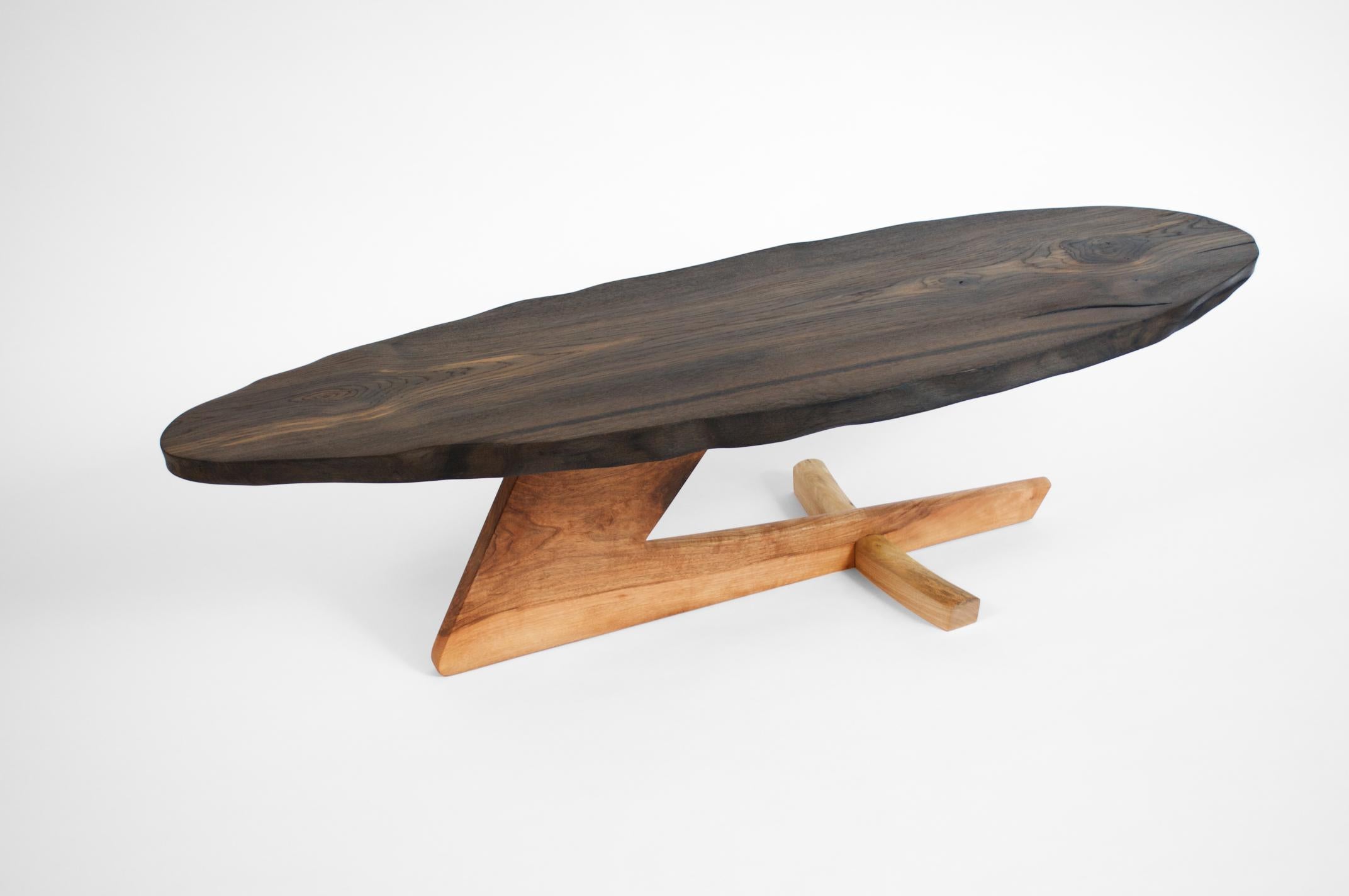 Mesa única firmada por Jörg Pietschmann
Mesa - Roble Bog, Europ. Nogal - T1385
Medidas: Alt. 38 x Anch. 141 x Prof. 43 cm Tablero 3,5 cm
Tablero de roble viejo de pantano negro, sobre pies especialmente diseñados de nogal.
Acabado al aceite