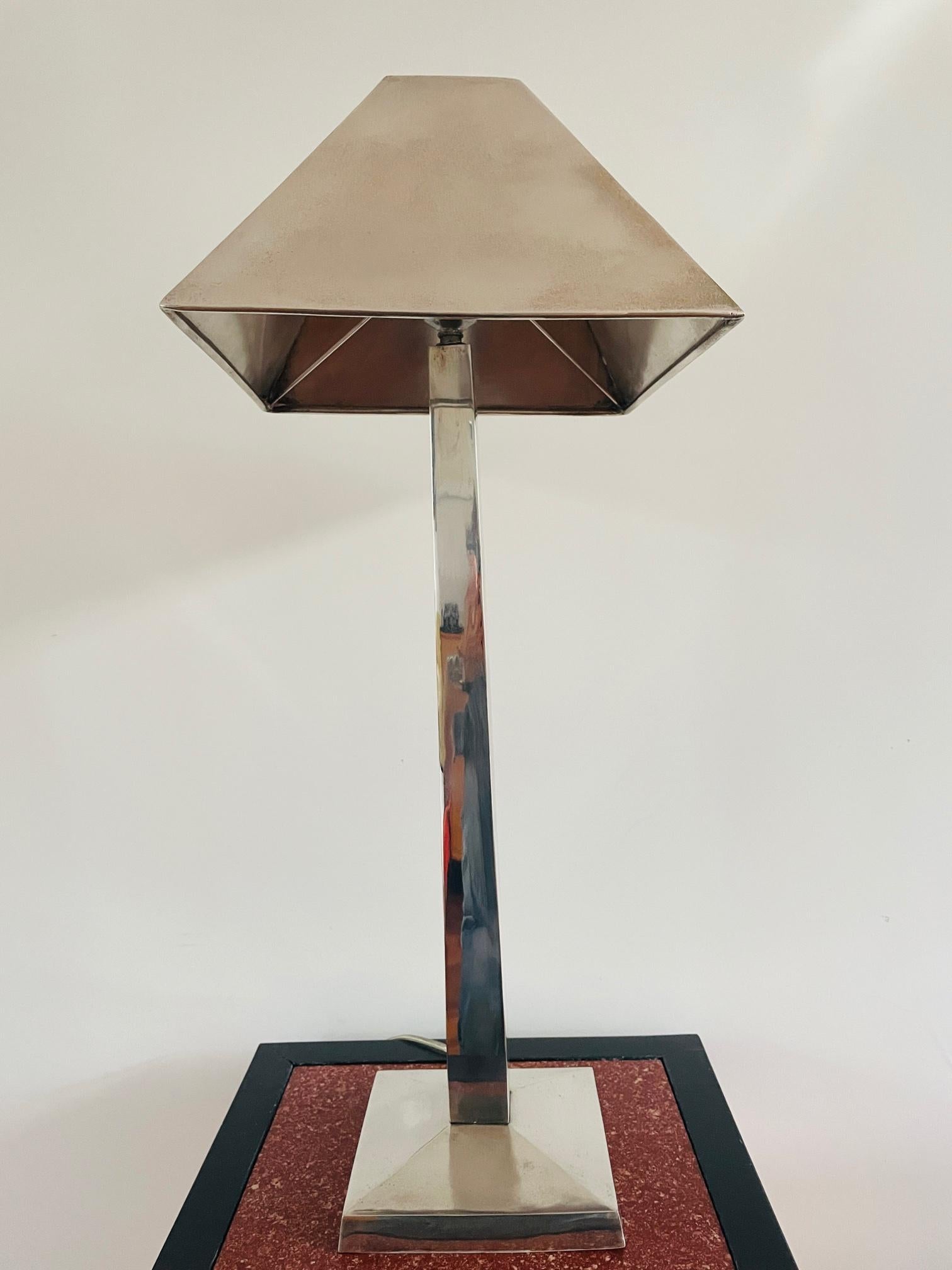 What a lamp. This table lamp is a must have for everybody who likes a bit of extravert lighting in the house, bar, store or restaurant. This lamp is a true piece of art. Silver Plated with stamps. A true and rare eyecatcher. Stunning piece of