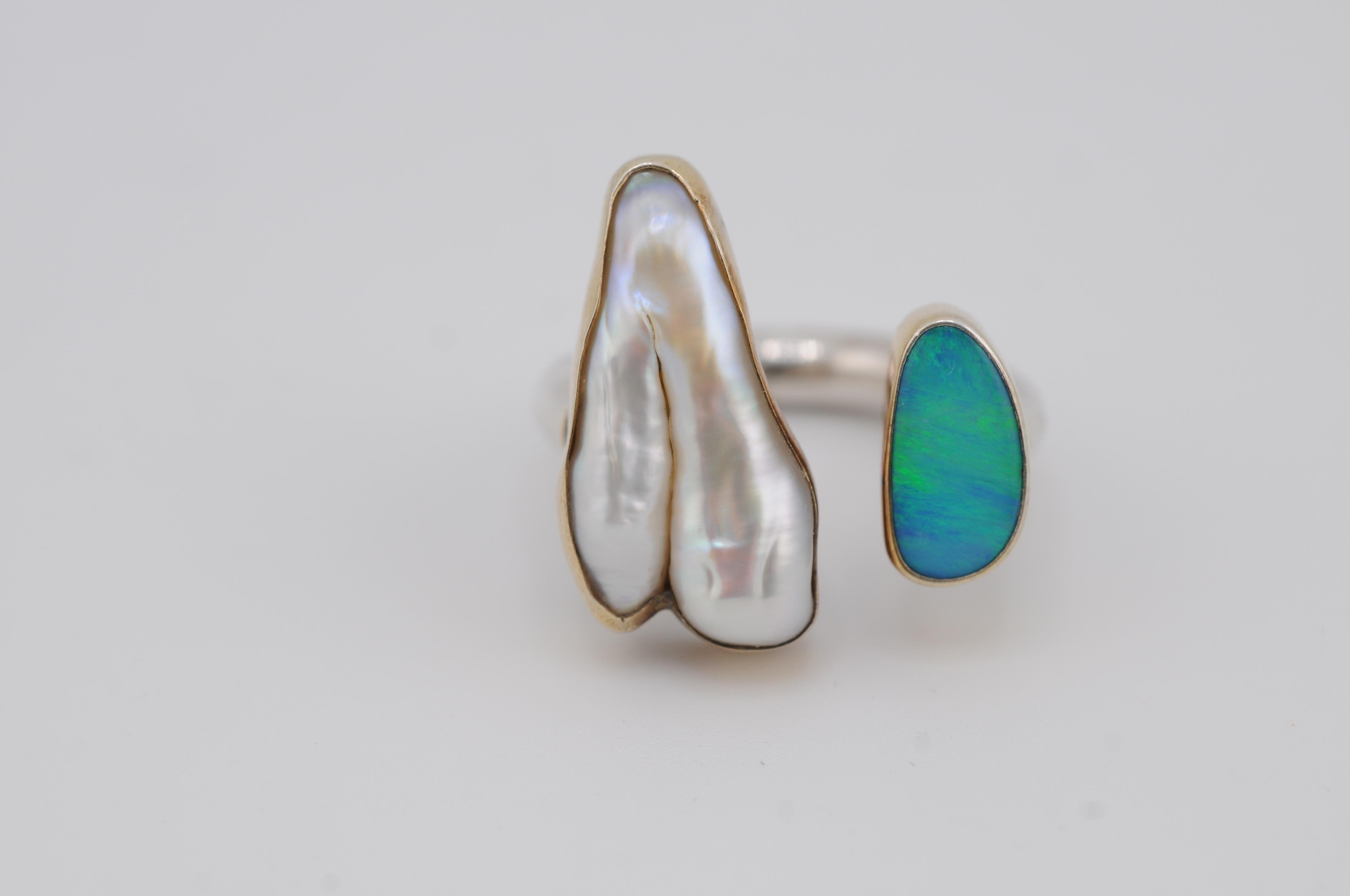 Taglio misto Anello unico in argento con opale, perla Keshi e accenti in oro in vendita