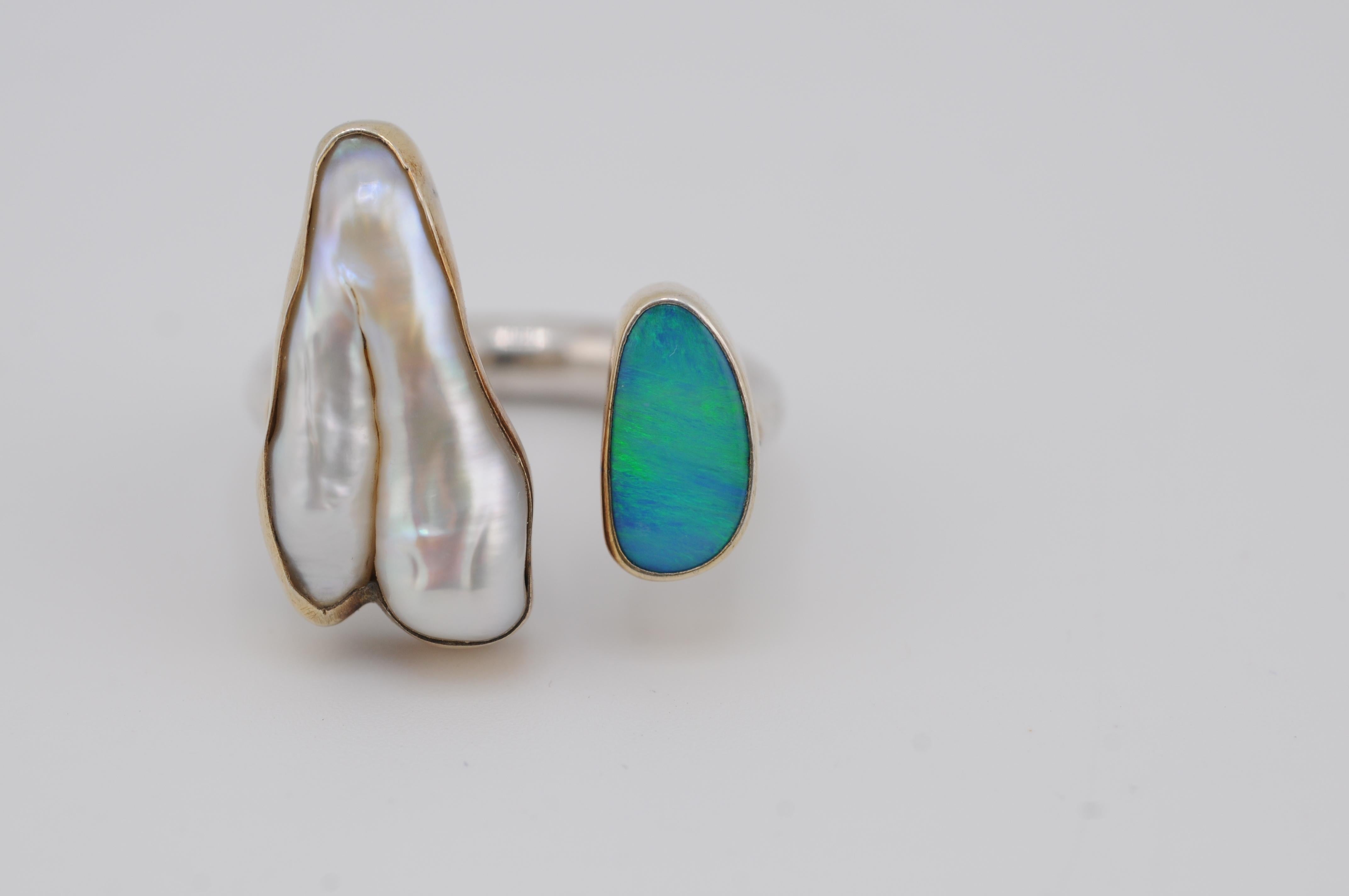 Anello unico in argento con opale, perla Keshi e accenti in oro In condizioni buone in vendita a Berlin, BE