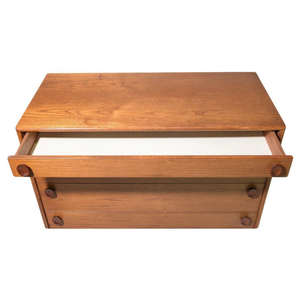 Unique Simple Clean Danish Modern 5 Drawer Dresser with carved teak pulls. This teak dresser sits on 4 round teak legs. Very nice Danish Modern Dresser. Great addition to any room that has Scandinavian danish modern vibes. Made In Denmark Located In