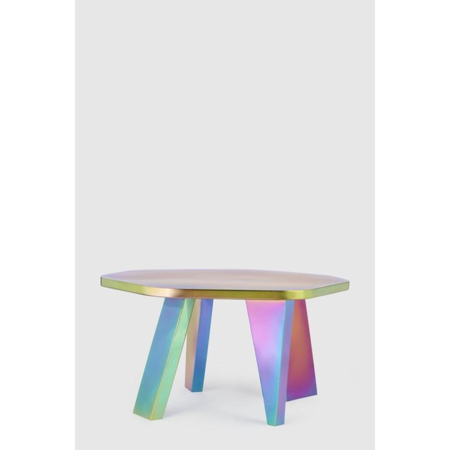 Petite table centrale arc-en-ciel unique de Hatsu
Dimensions : D 96 x L 96 x H 50 cm 
Matériaux : Acier inoxydable plaqué 

Hatsu est un studio de design basé à Mumbai qui crée des luminaires modernes, uniques et immédiatement reconnaissables. Nous