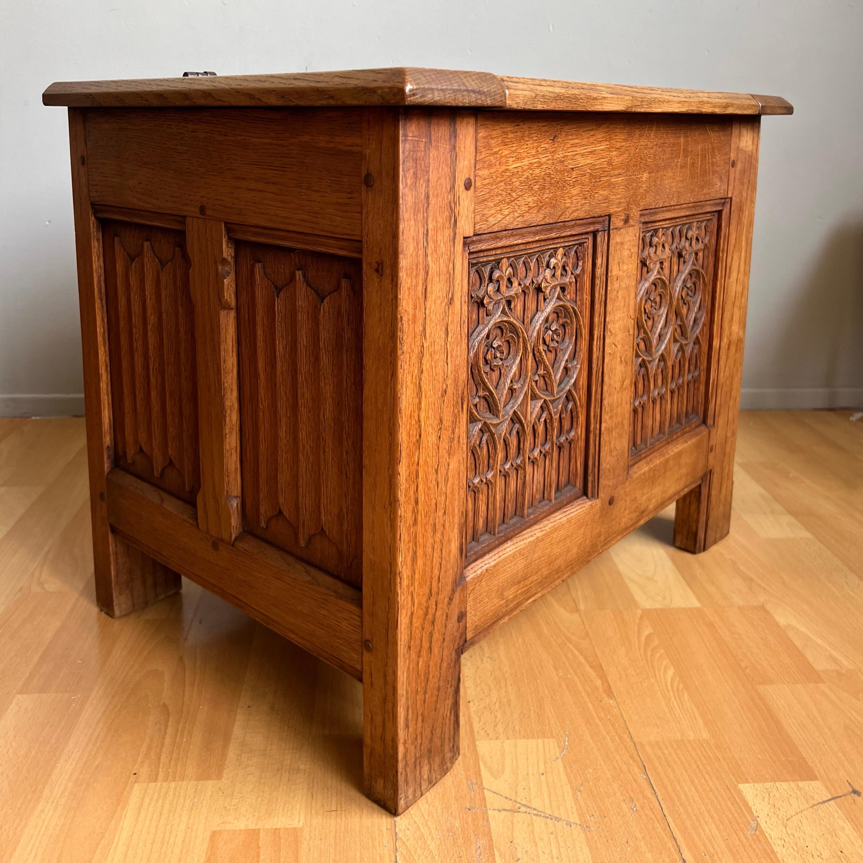 Unique Small Size & Quality Hand Carved Tiger Oak Gothic Revival Chest, 1920 In Excellent Condition For Sale In Lisse, NL