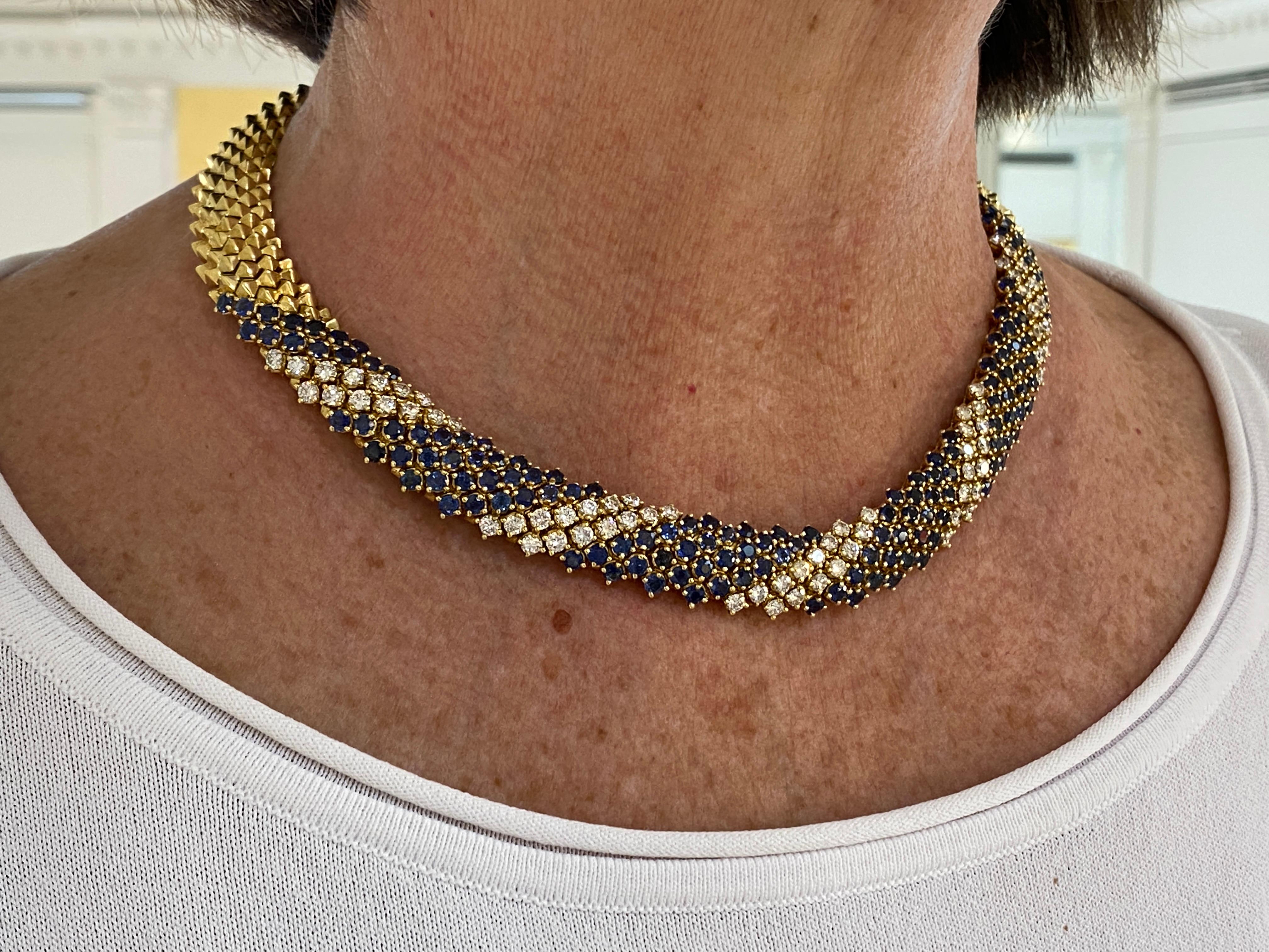 Unique Snake 18kt Yellow Gold Necklace 23 Ct Blue Sapphires 7.42 White Diamonds For Sale 3