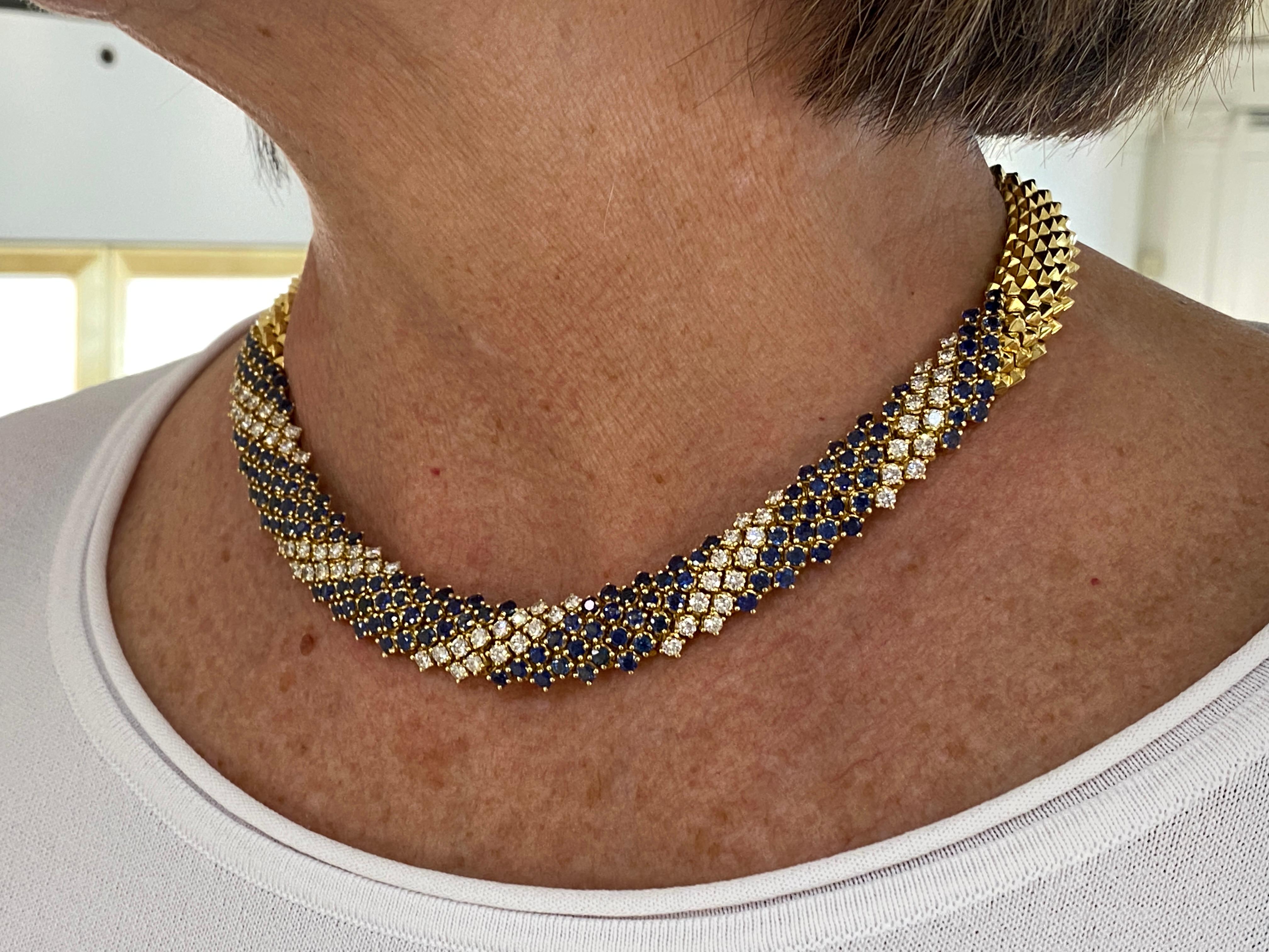Unique Snake 18kt Yellow Gold Necklace 23 Ct Blue Sapphires 7.42 White Diamonds For Sale 4