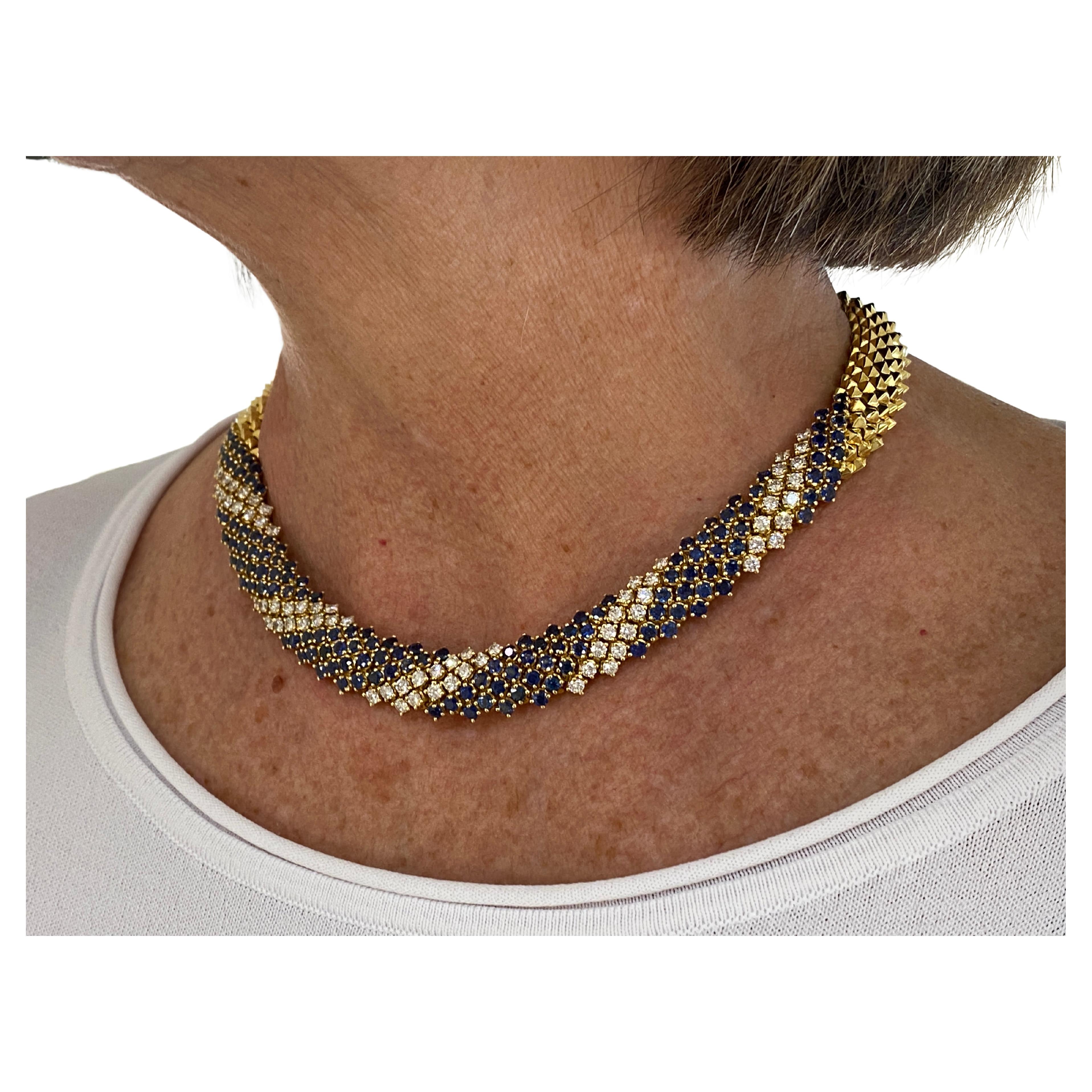 Unique Snake 18kt Yellow Gold Necklace 23 Ct Blue Sapphires 7.42 White Diamonds For Sale