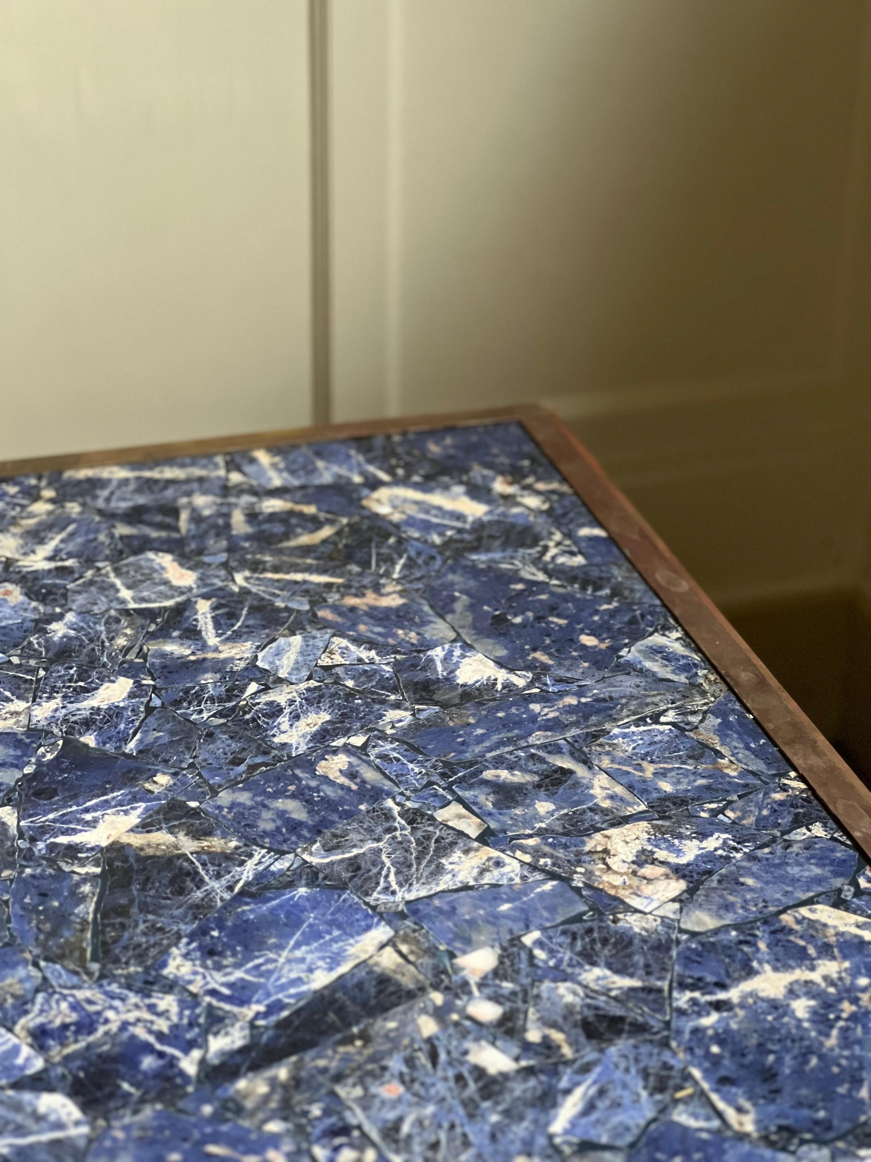 Unique Sodalite coffee table with brass frame in the taste of Ado Chale 1970's In Good Condition For Sale In Forest, BE