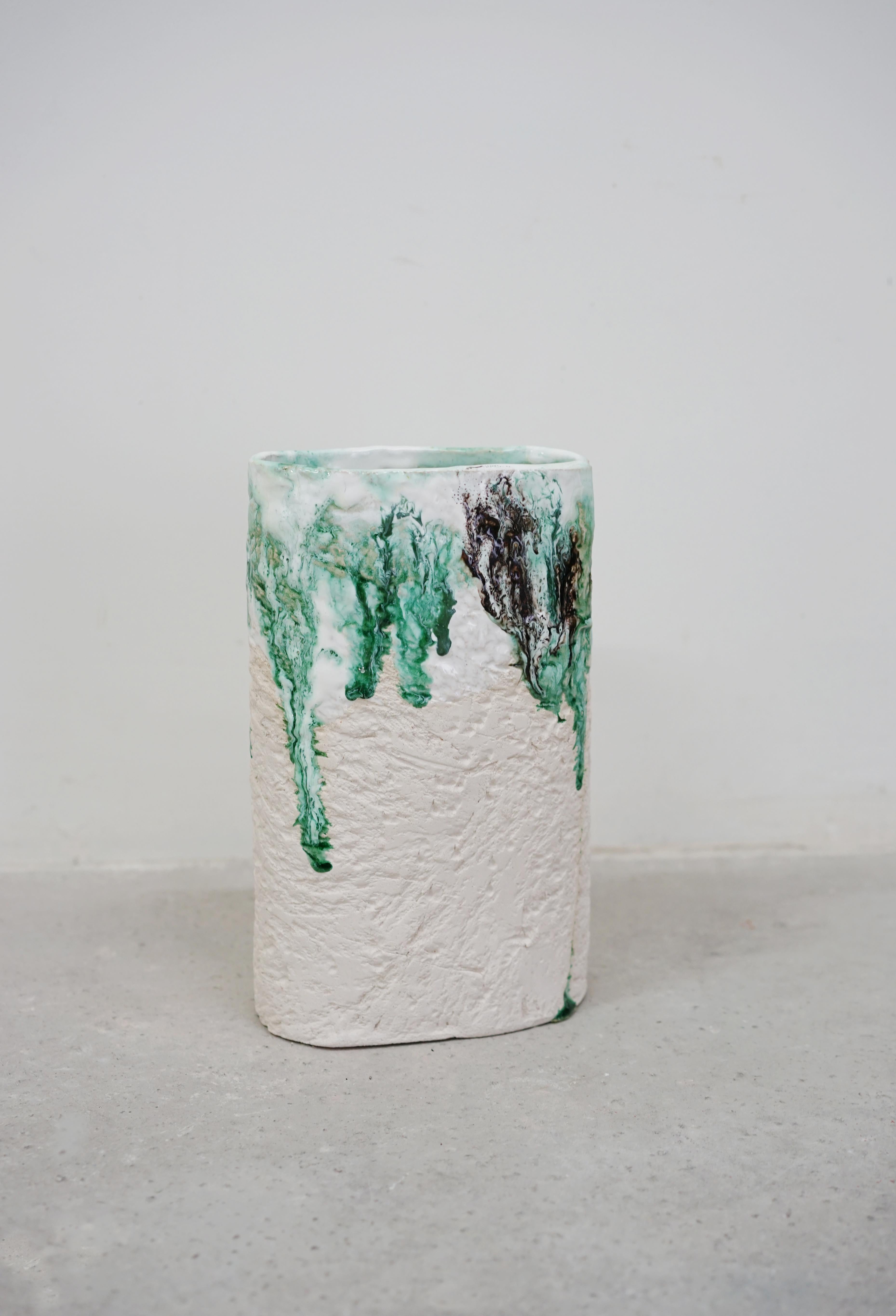 Vaso unico SOHOKO_03 di Emmanuelle Roule
Pezzo unico
Dimensioni: L 20 x H 28 cm
Materiali: Gres

Pezzo unico modellato in gres bianco, con smalti. Non impermeabile

Studio creativo fondato nel 2007 a Parigi.
Curioso di nuovi progetti e