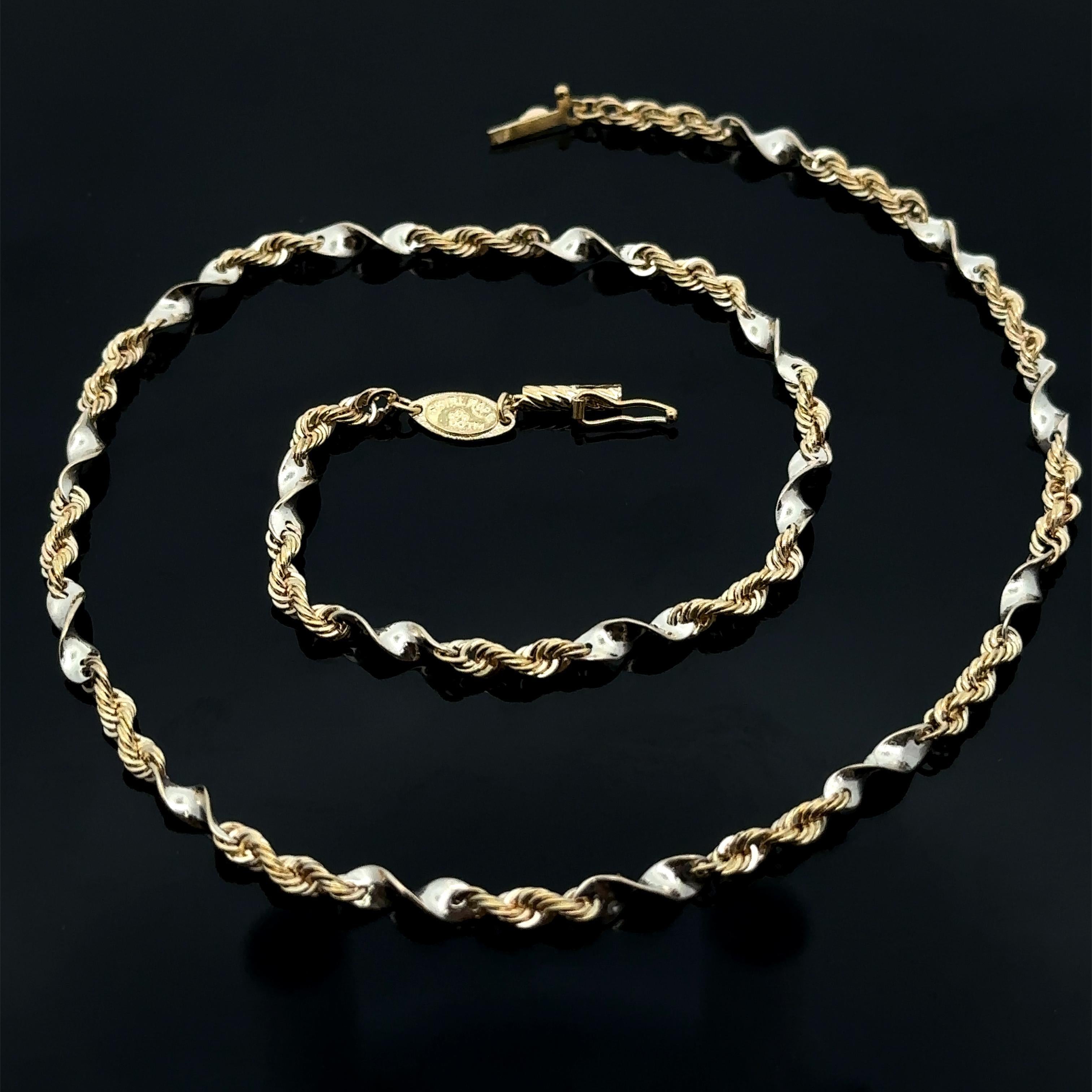 MATERIAL : Or jaune 14 carats massif avec accents d'or blanc
Poids : 9,10 grammes
Type de chaîne : Chaîne à maillons tourbillonnants
Longueur de la chaîne : 16 pouces
Épaisseur de la chaîne : 3.3mm 
Fermoir : Fermoir à barillet avec loquet de