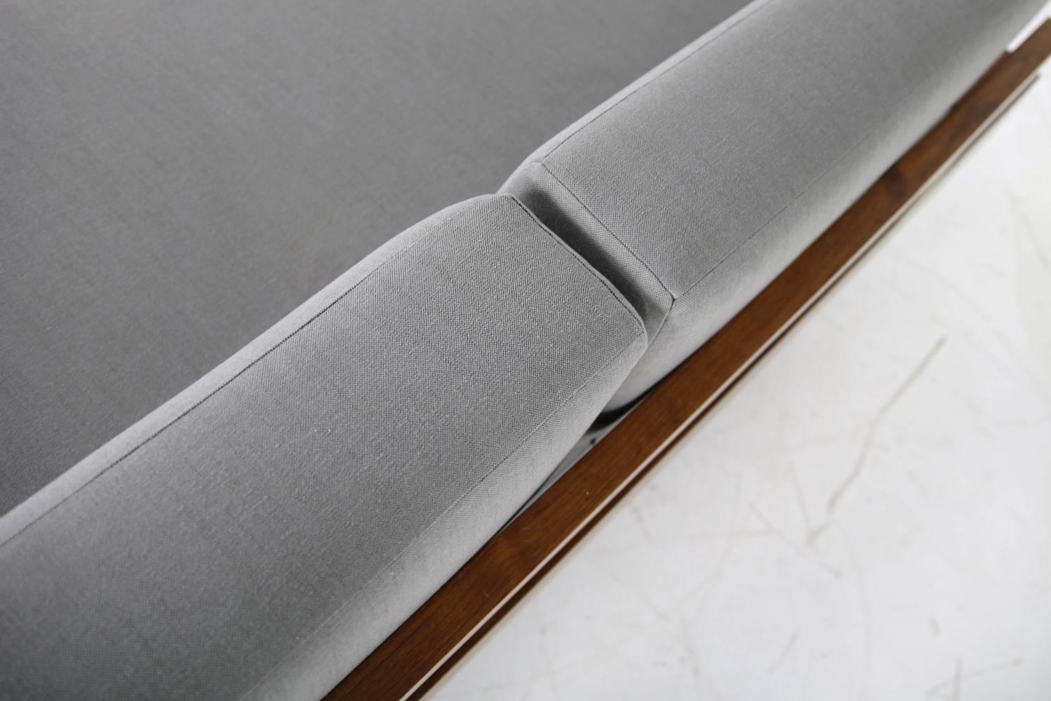 Canapé de repos unique en bois de teck balinais massif des années 1970 avec nouveau tissu gris en vente 1