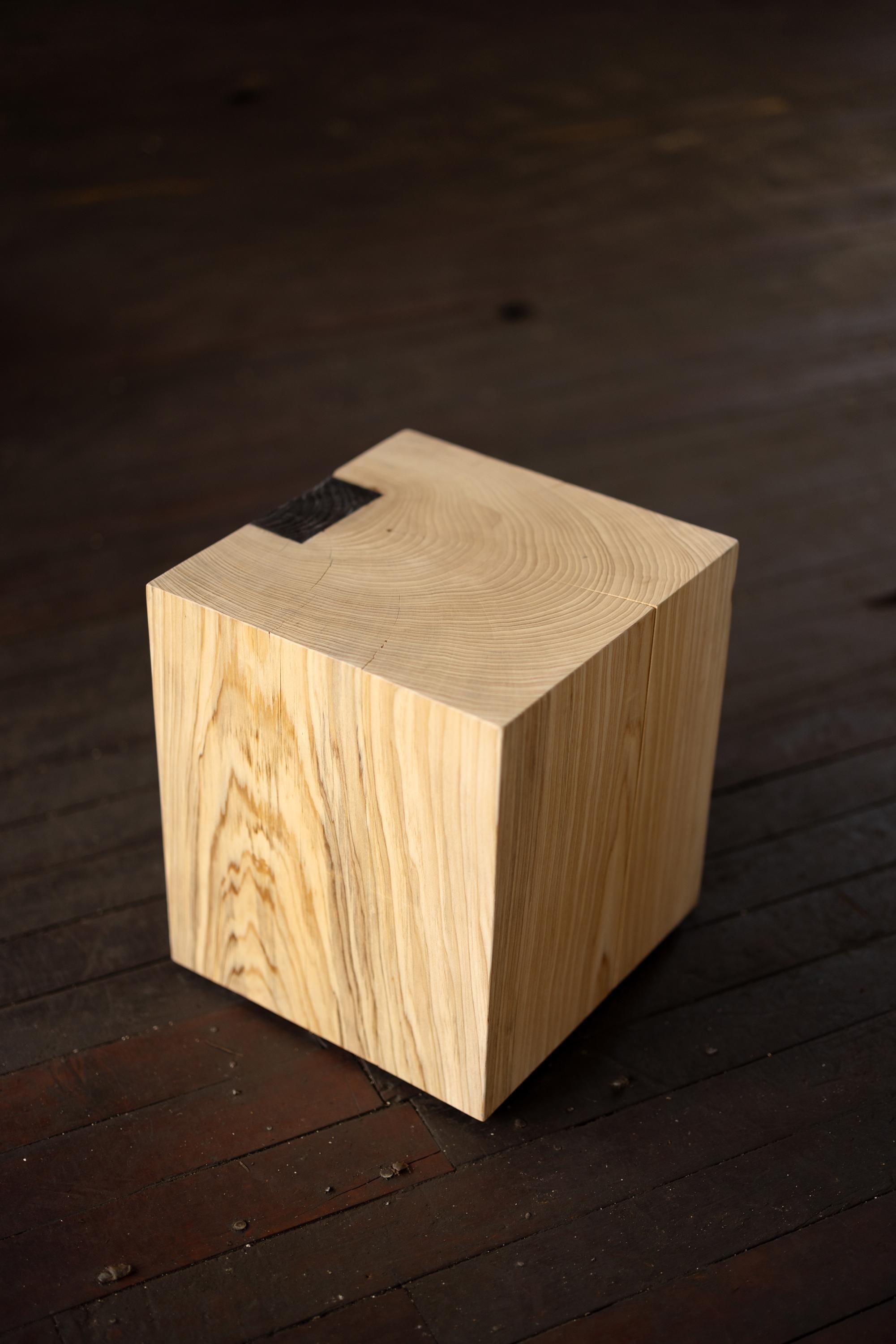 La combinaison de différents bois ou finitions peut s'avérer efficace et offrir de belles surprises. Cette table d'appoint Swirl Hyo cube, fabriquée à partir d'un cyprès presque brut et d'un pin shou sugi ban brûlé et scellé de manière