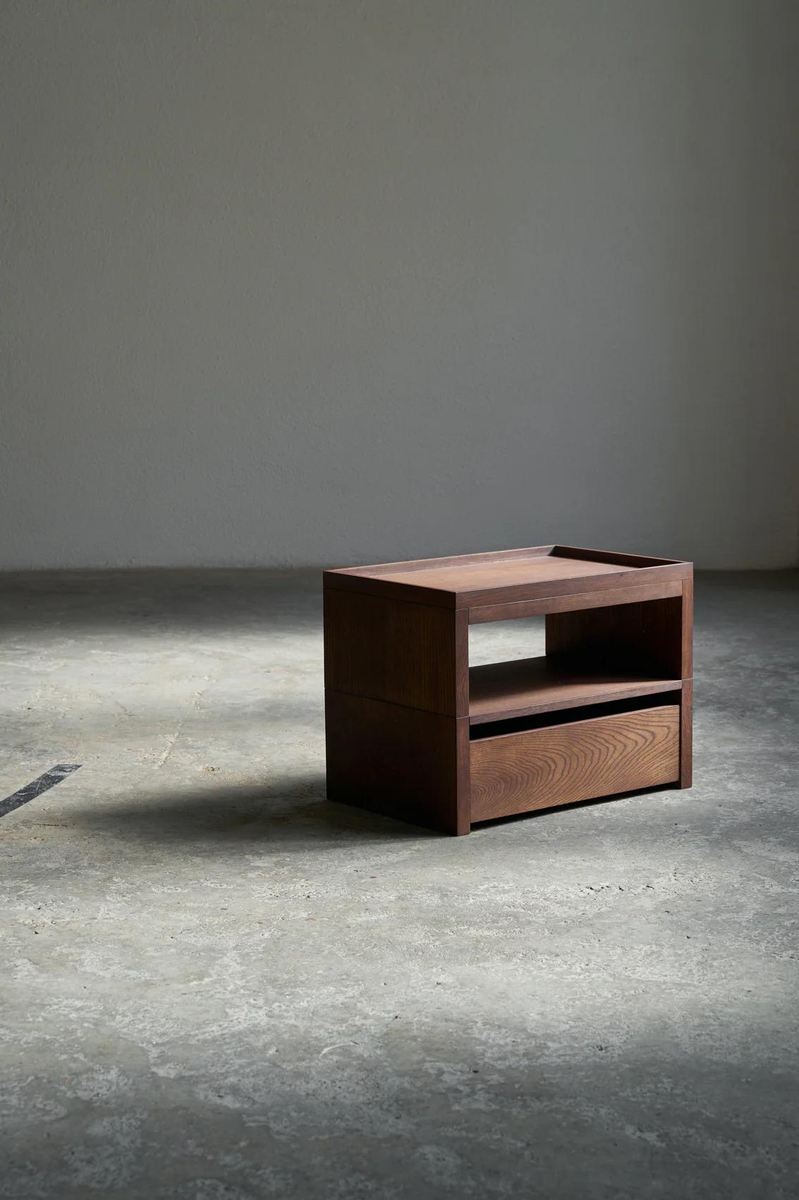 Einzigartiger Nachttisch Eileen aus massiver Eiche von Obstacles 
Abmessungen:  B 40 x T 60 x H 44,5 cm
MATERIALIEN: Massive Eiche.

Eileen Bedside Table ist ein multifunktionaler Nachttisch. Das Design entspringt dem Wunsch, im Bett zu bleiben. Der