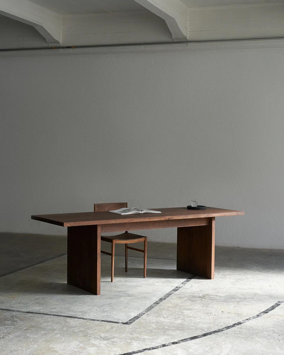 Scrivania Ernest in Oak massiccio, unica nel suo genere, di Obstacles 
Dimensioni:  L. 80 x P. 240 x H. 74 cm
Materiali: Oak massiccio.

Ernest Desk ha molte funzioni: è uno scrittoio, una testiera o un tavolino da posizionare dietro un divano. È un