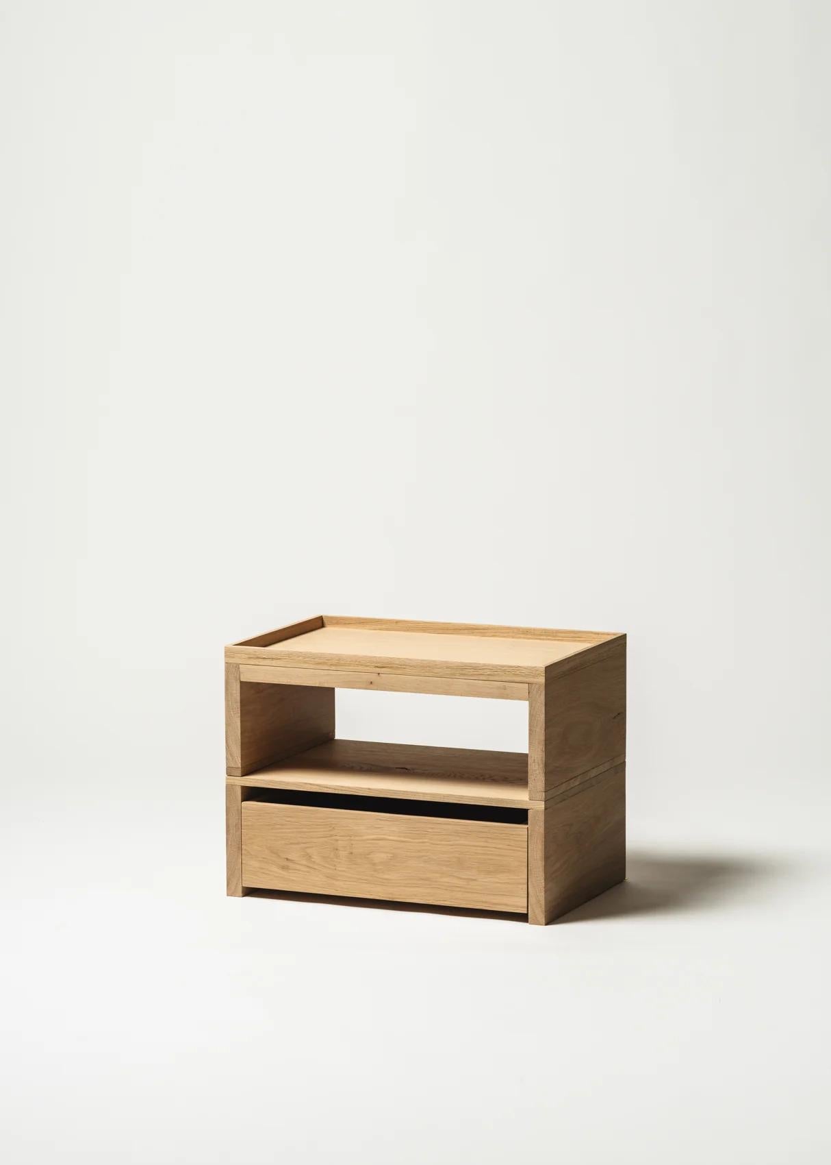 Comodino Eileen in rovere massiccio, unico nel suo genere, di Obstacles 
Dimensioni:  L 40 x P 60 x H. 44,5 cm
Materiali: Oak massiccio.

Il comodino Eileen è un comodino multifunzionale. Il design nasce dal desiderio di rimanere a letto. Il
