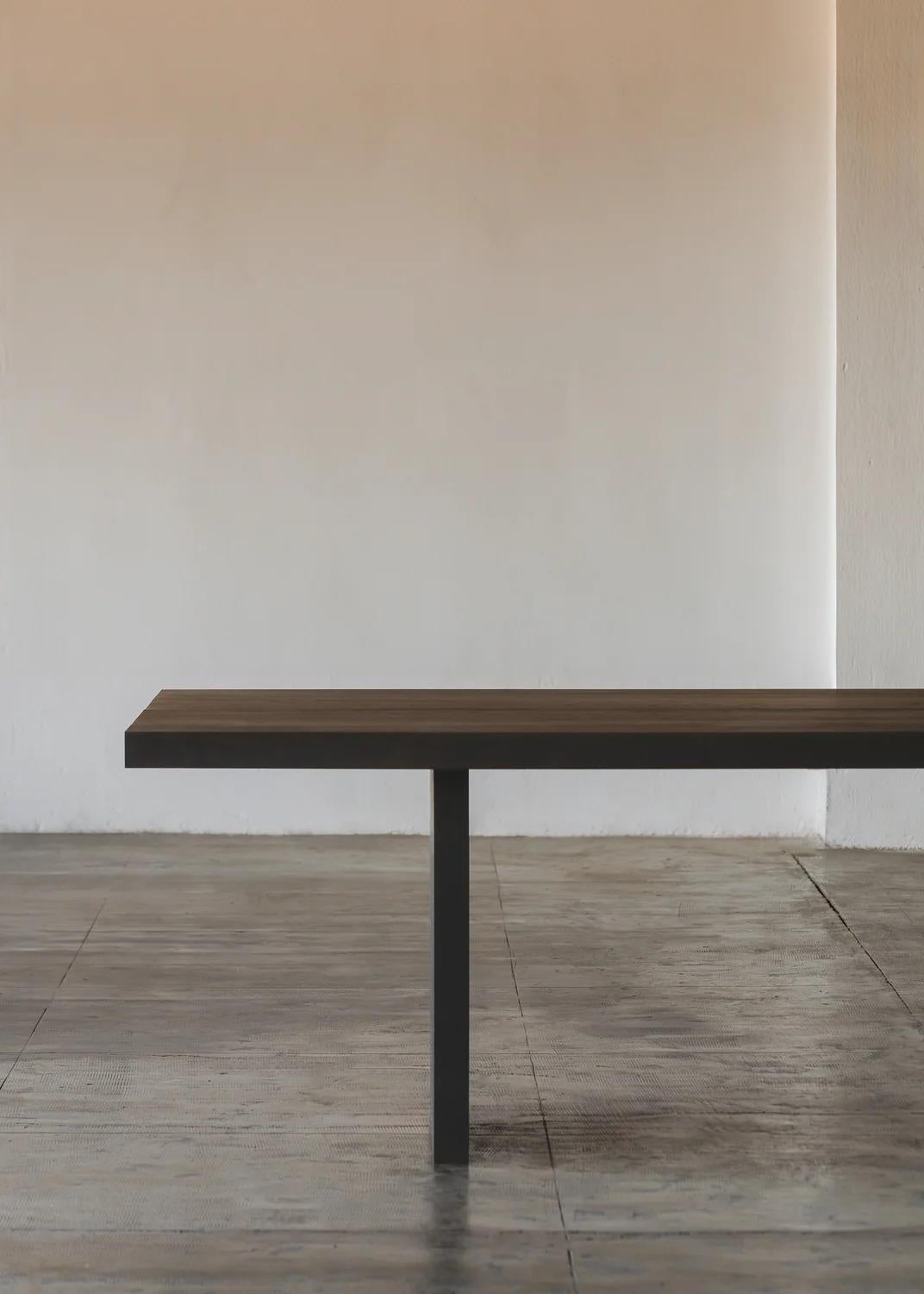 Spagnolo Tavolo Sister in Oak massiccio con base geometrica di Obstacles in vendita