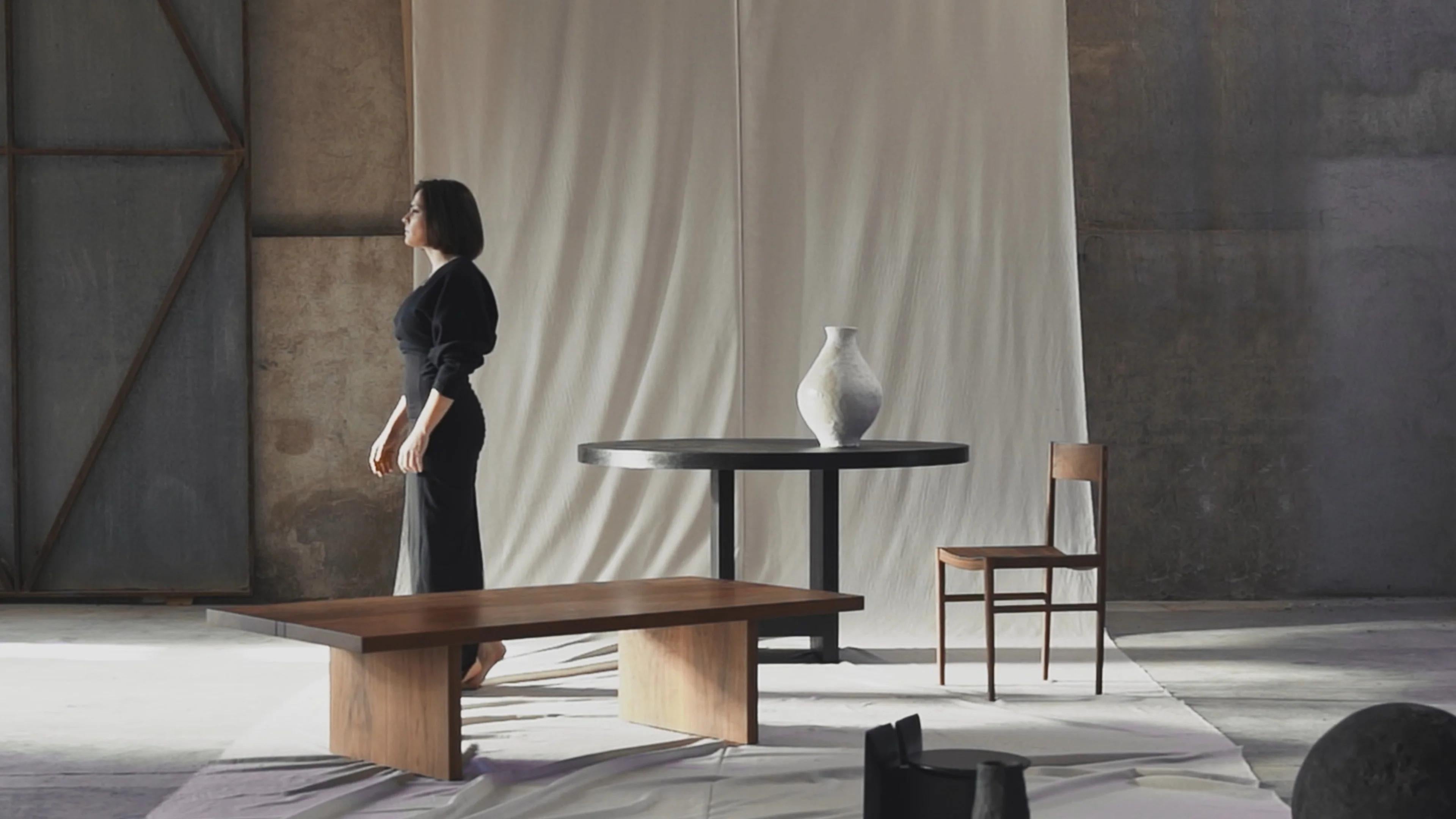 XXI secolo e contemporaneo Tavolo Sister in Oak massiccio con base geometrica di Obstacles in vendita